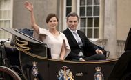 Rufus Sewell and Keri Russell in an episode titled The Cinderella Thing (Image via Netflix)