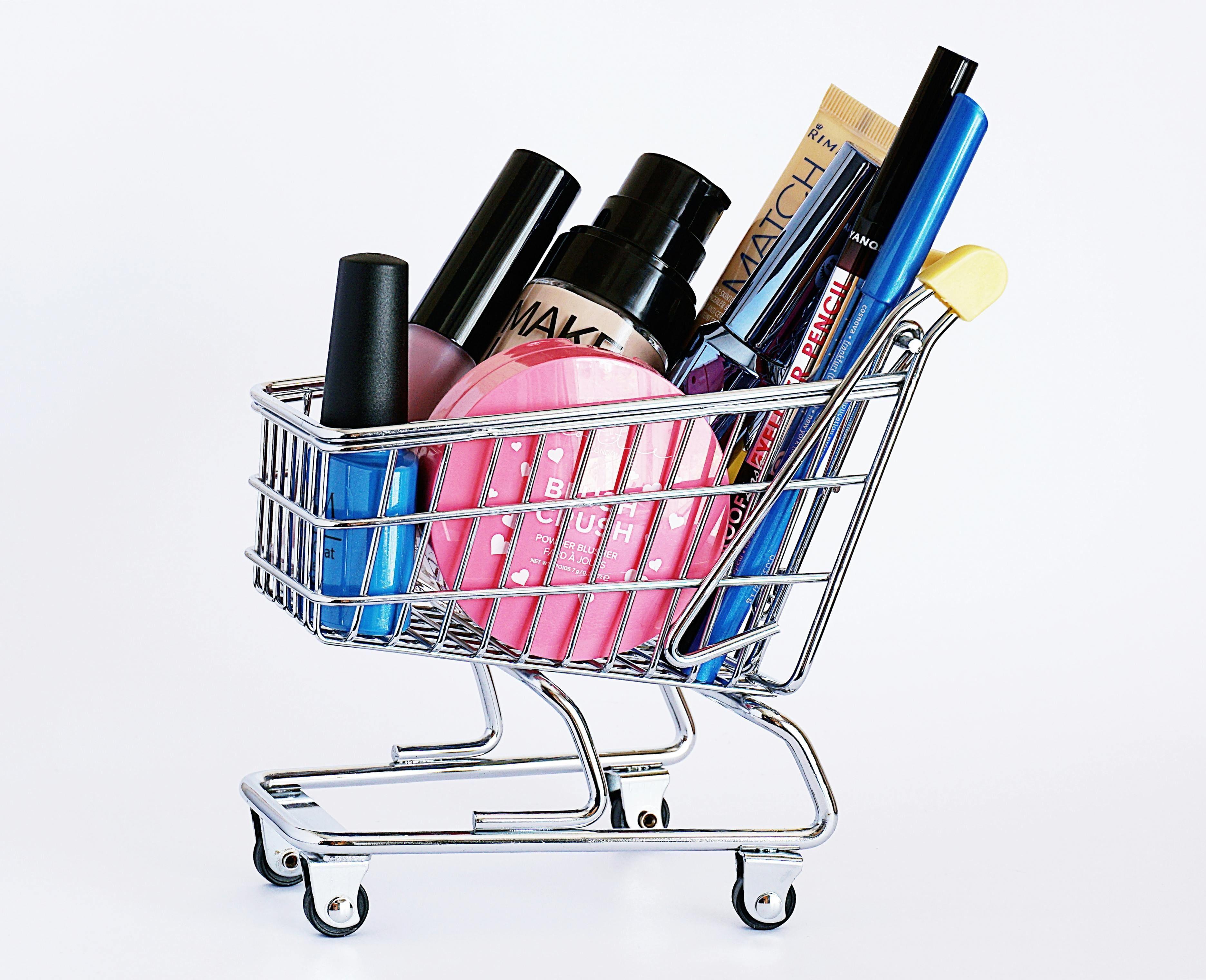 These makeup brands will not pinch your financial health. (Image via Pexels/ Suzyhazelwood)