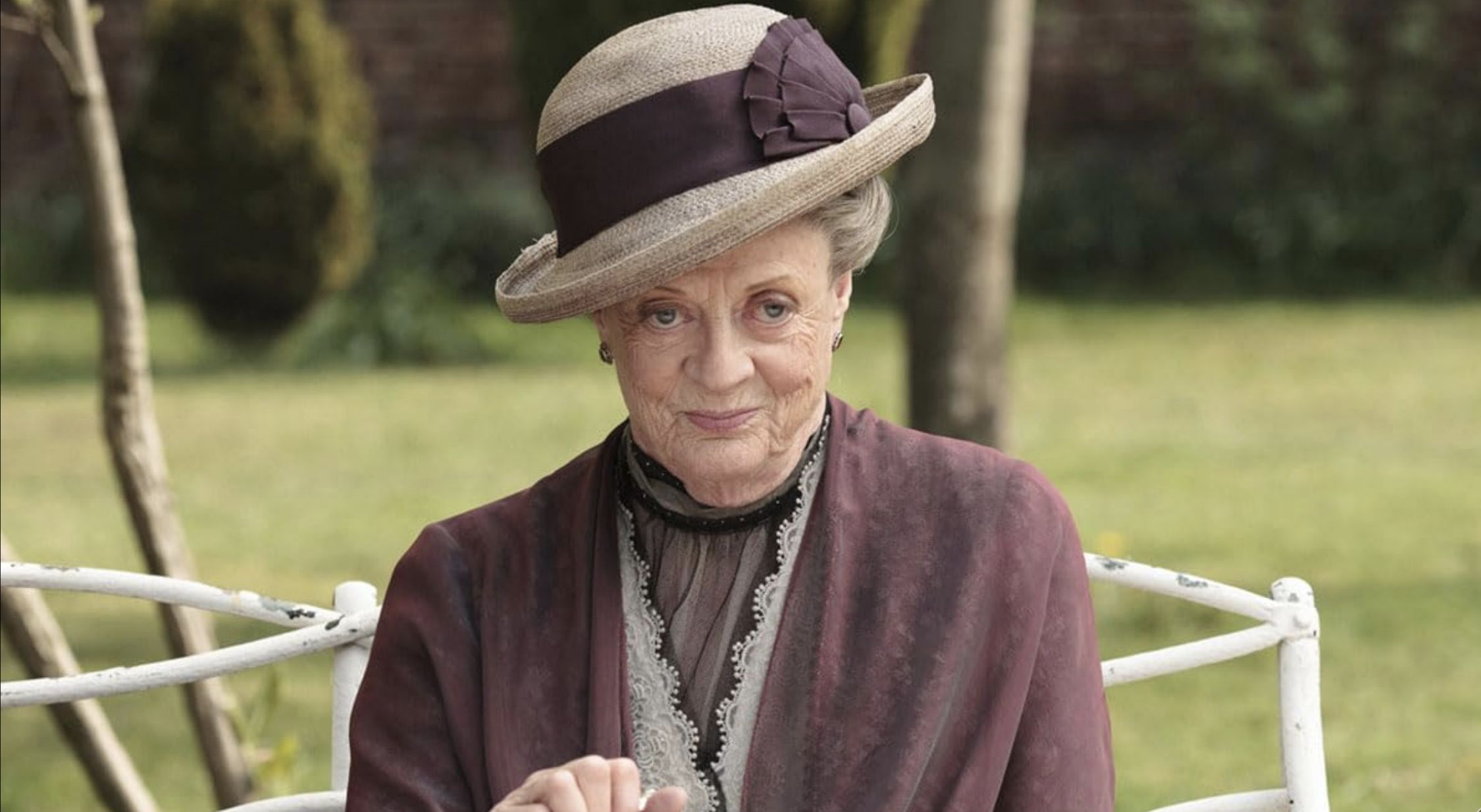 The late icon Maggie Smith in Downton Abbey (Image via ITV)