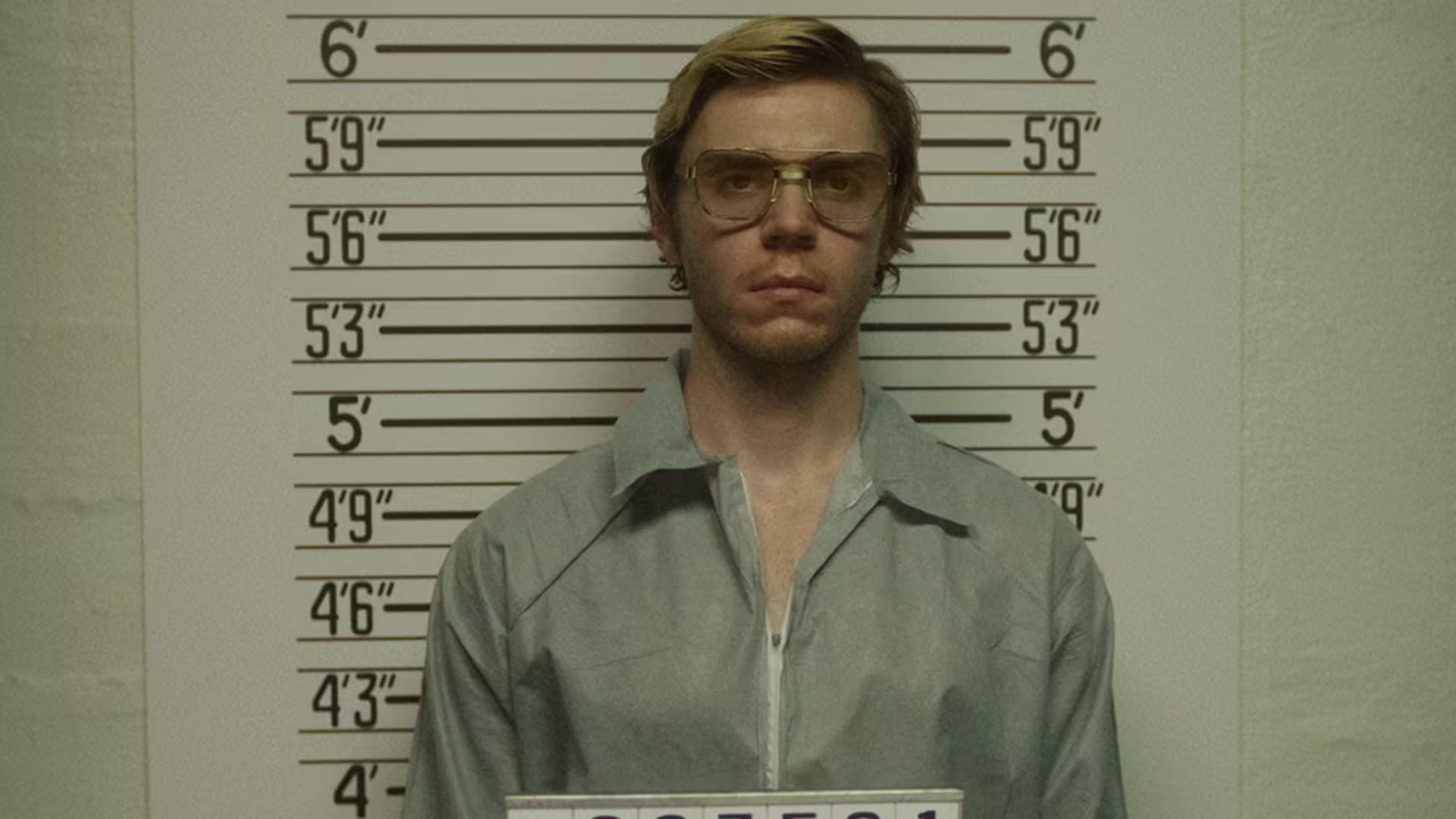 Evans Peters as Jeffrey Dahmer (Image Source: Netflix)