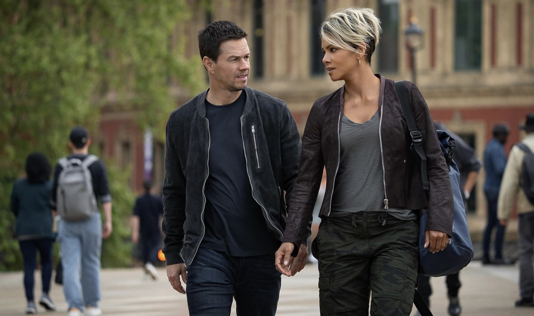 Mark Wahlberg and Halle Berry in The Union (Image via Netflix)