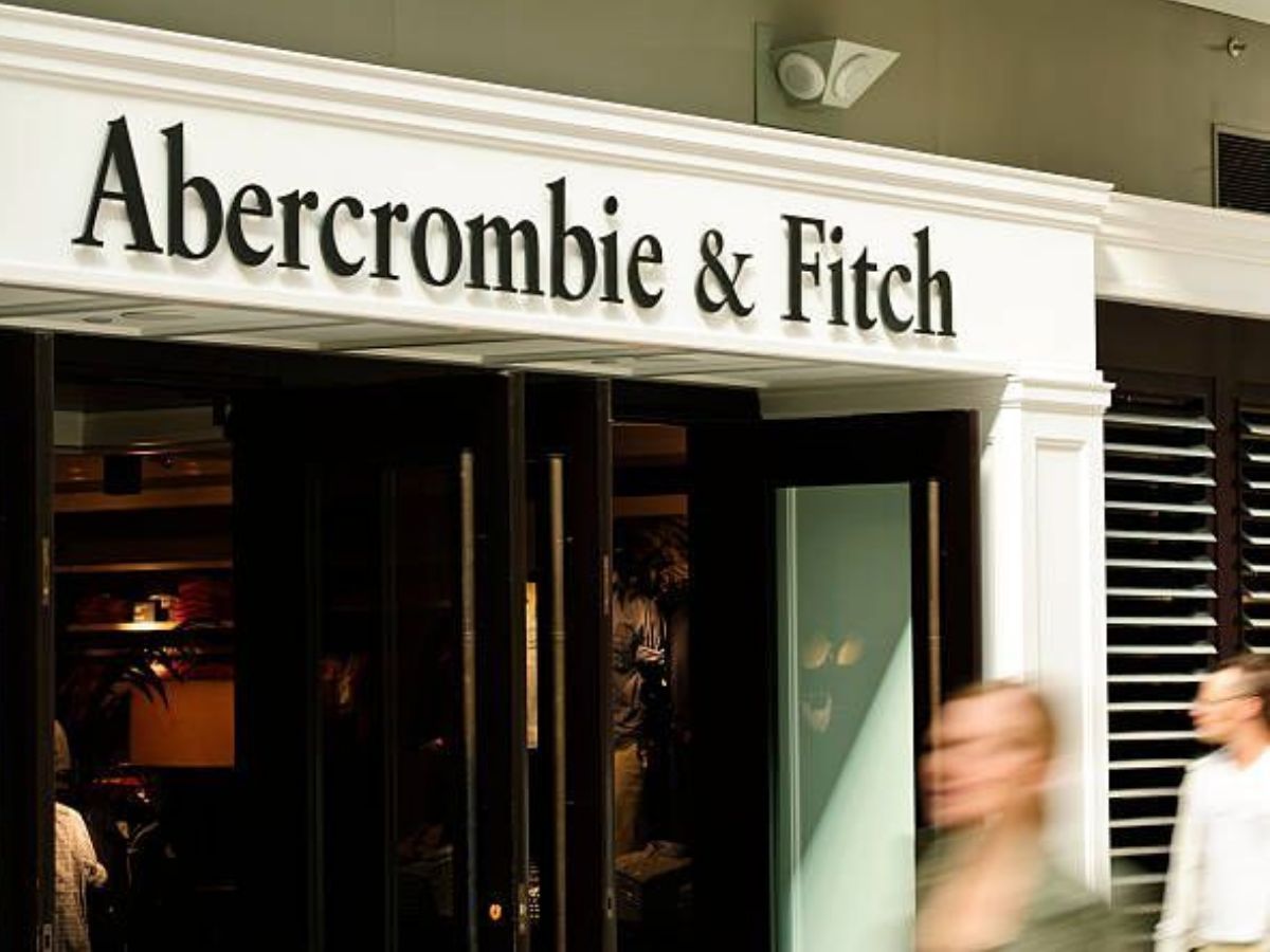 Abercrombie &amp; Fitch retail shop (image via Freepik)