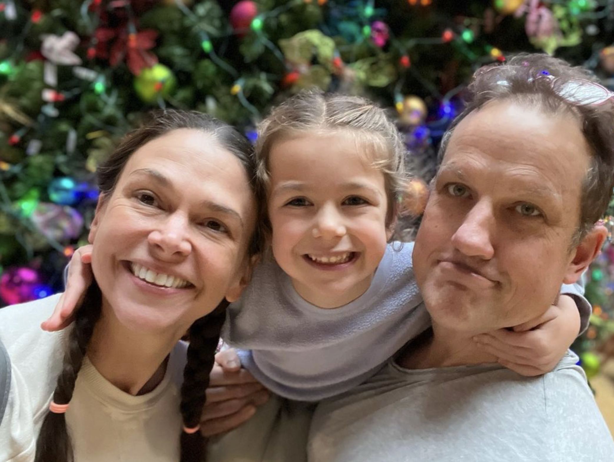 Sutton Foster, Ted Griffin, and their daughter Emily (Image via Instagram/@suttonlenore)