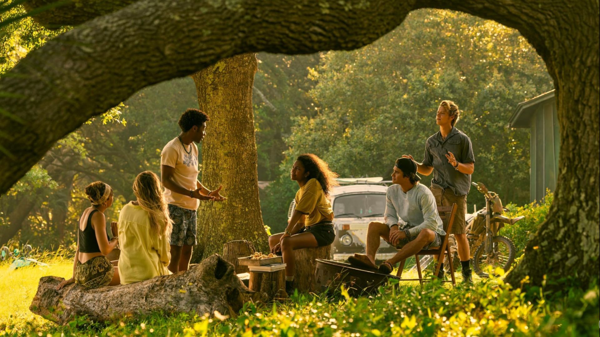 Sarah Cameron, Madelyn Cline, Carlacia Grant, Madison Bailey, Chase Stokes, and Rudy Pankow in Outer Banks (Image via Netflix)