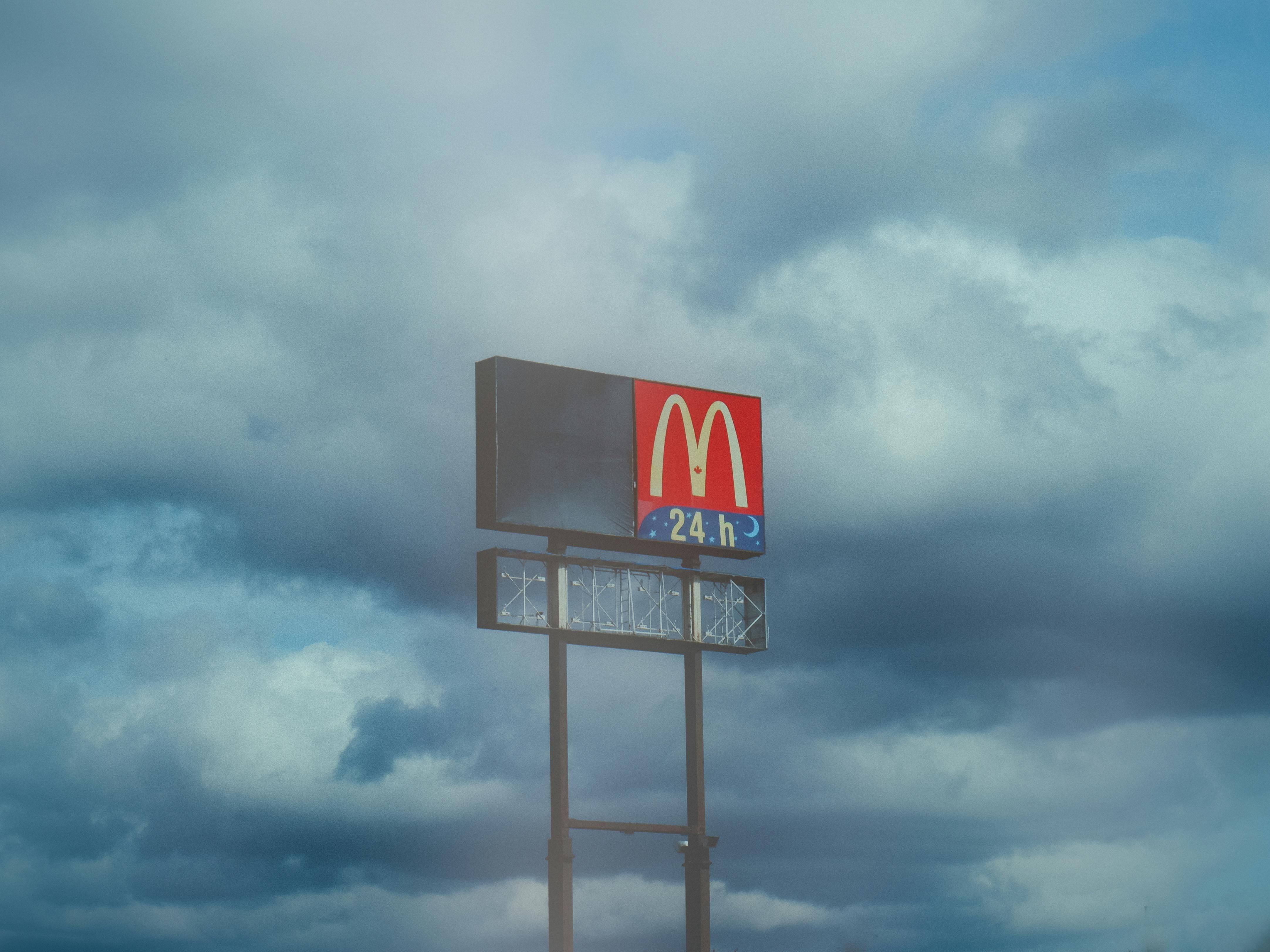 With the investigation underway, fast food chains are taking extra precautions. (image via Pexels/ Lany)