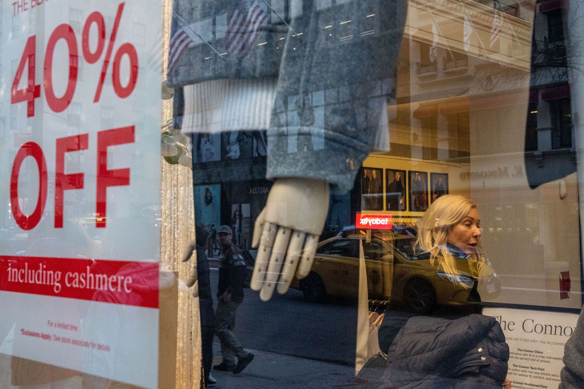 Shoppers Look For Deals On Black Friday As Holiday Shopping Season Begins - Source: Getty