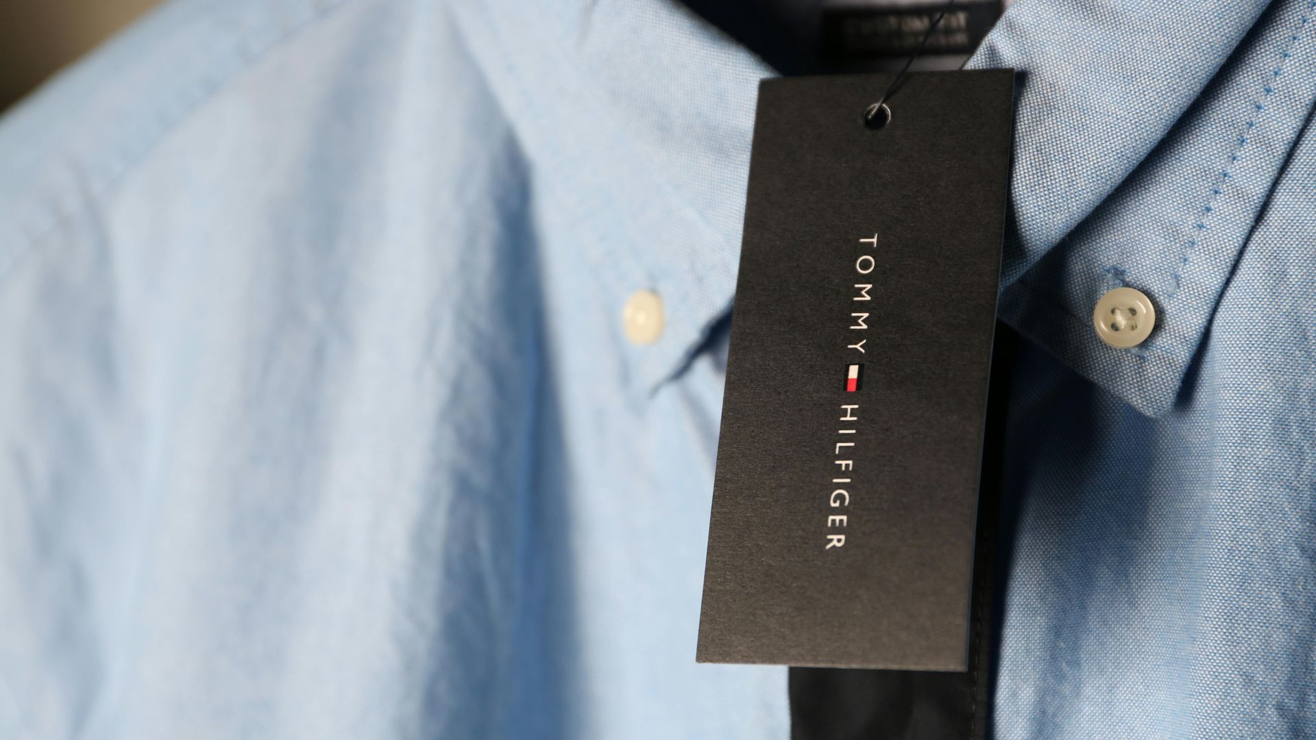 Tommy Hilfiger tag on shirt (Image via Pexels / Mesa Loft Studios)