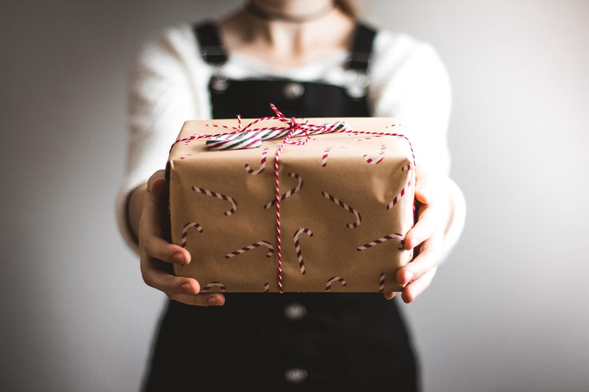 7 luxury gifts for her under $50 (Image via Unsplash/ Kira auf der Heide)