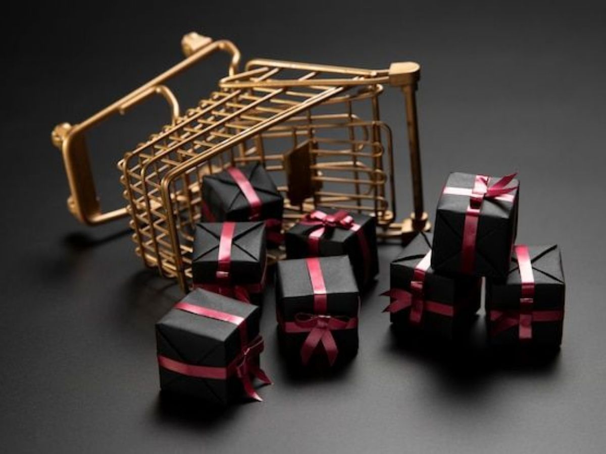 Pandora Black Friday sale on jewelry (image via Freepik)