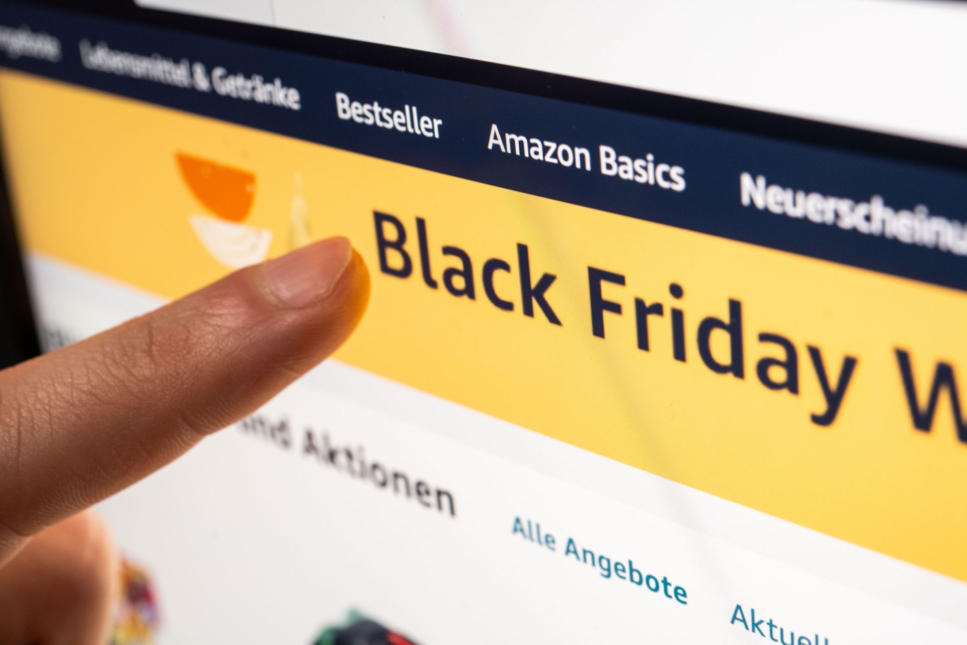 Black Friday bargain hunting - Source: Getty