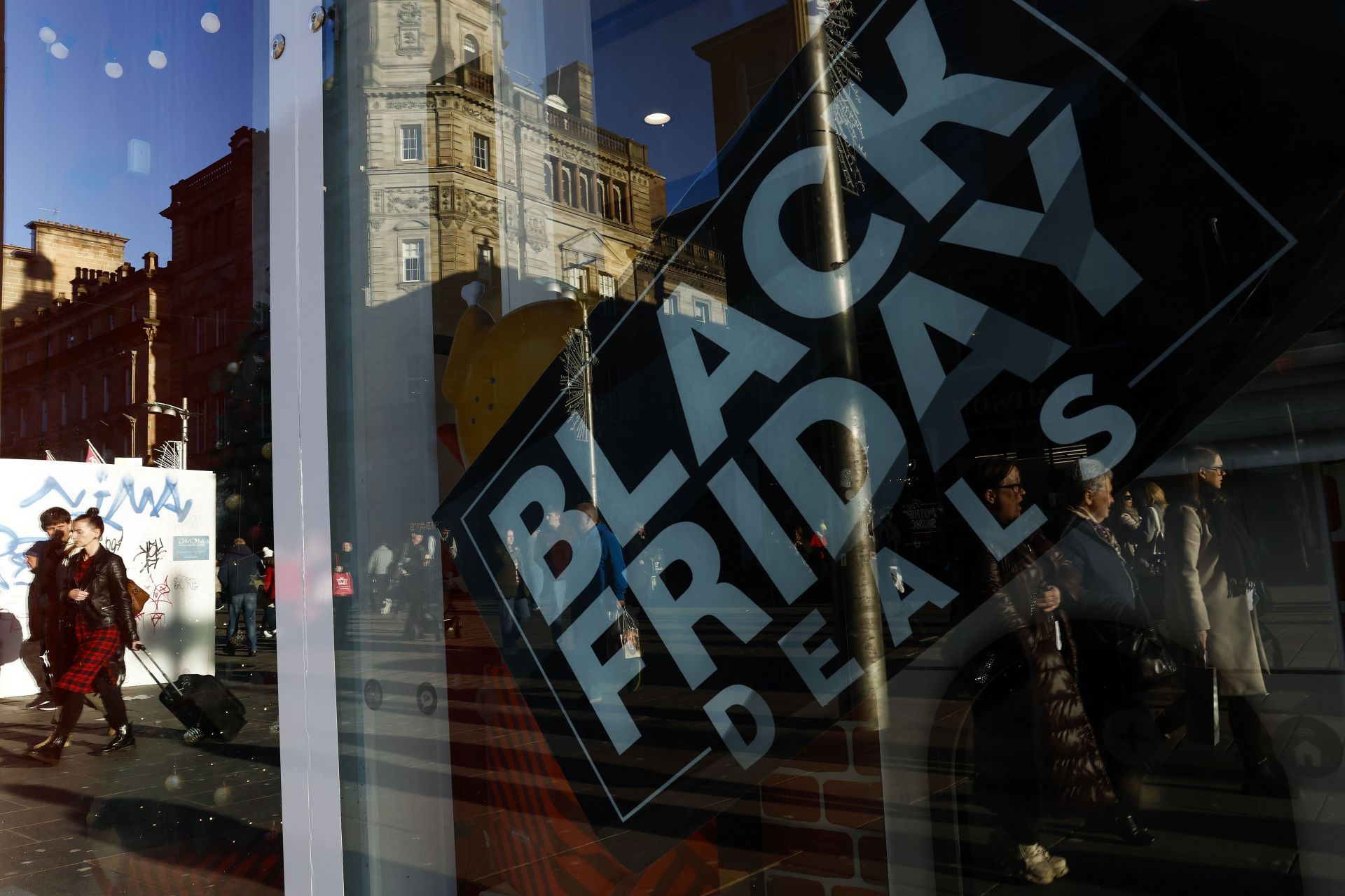 Black Friday Shoppers Hunt For Bargains Across The UK - Source: Getty