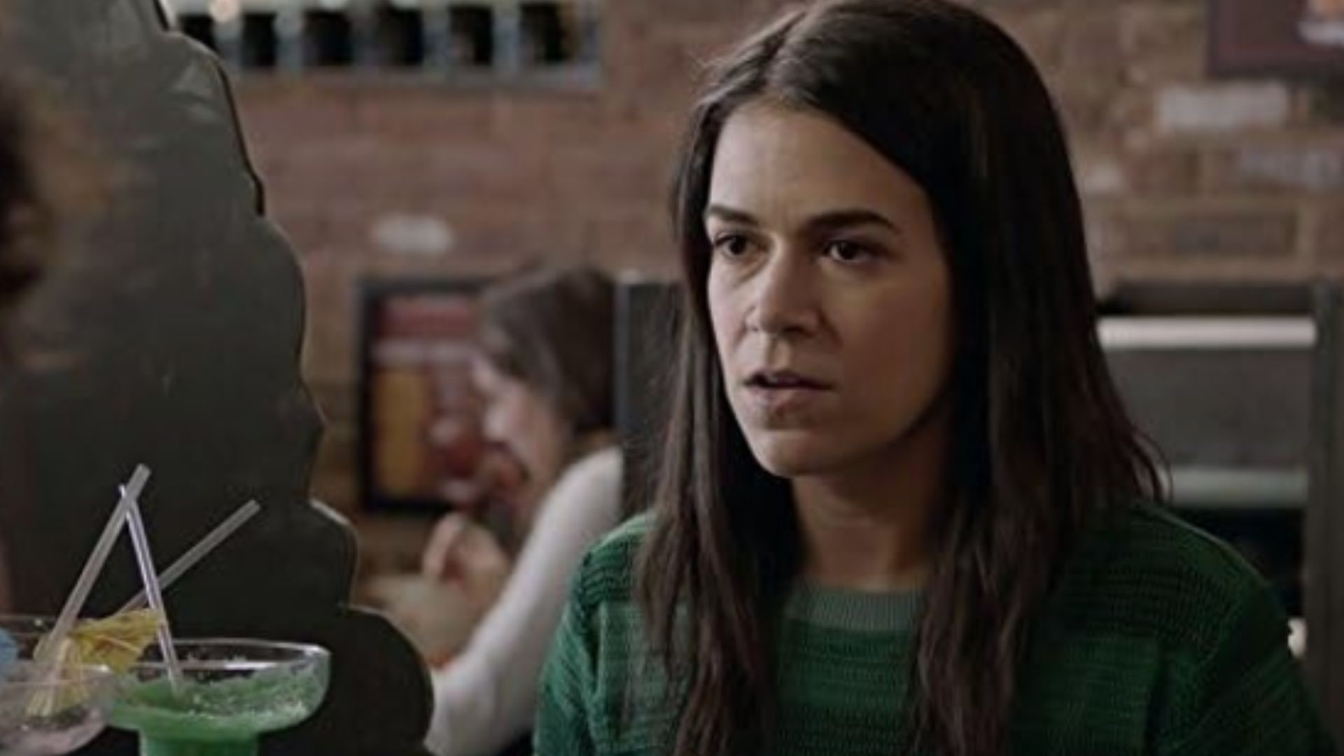 Abbi Jacobson as Leslie Fisher (Image via Hulu)