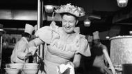 Minnie Pearl's Fried Chicken (Image via Getty)