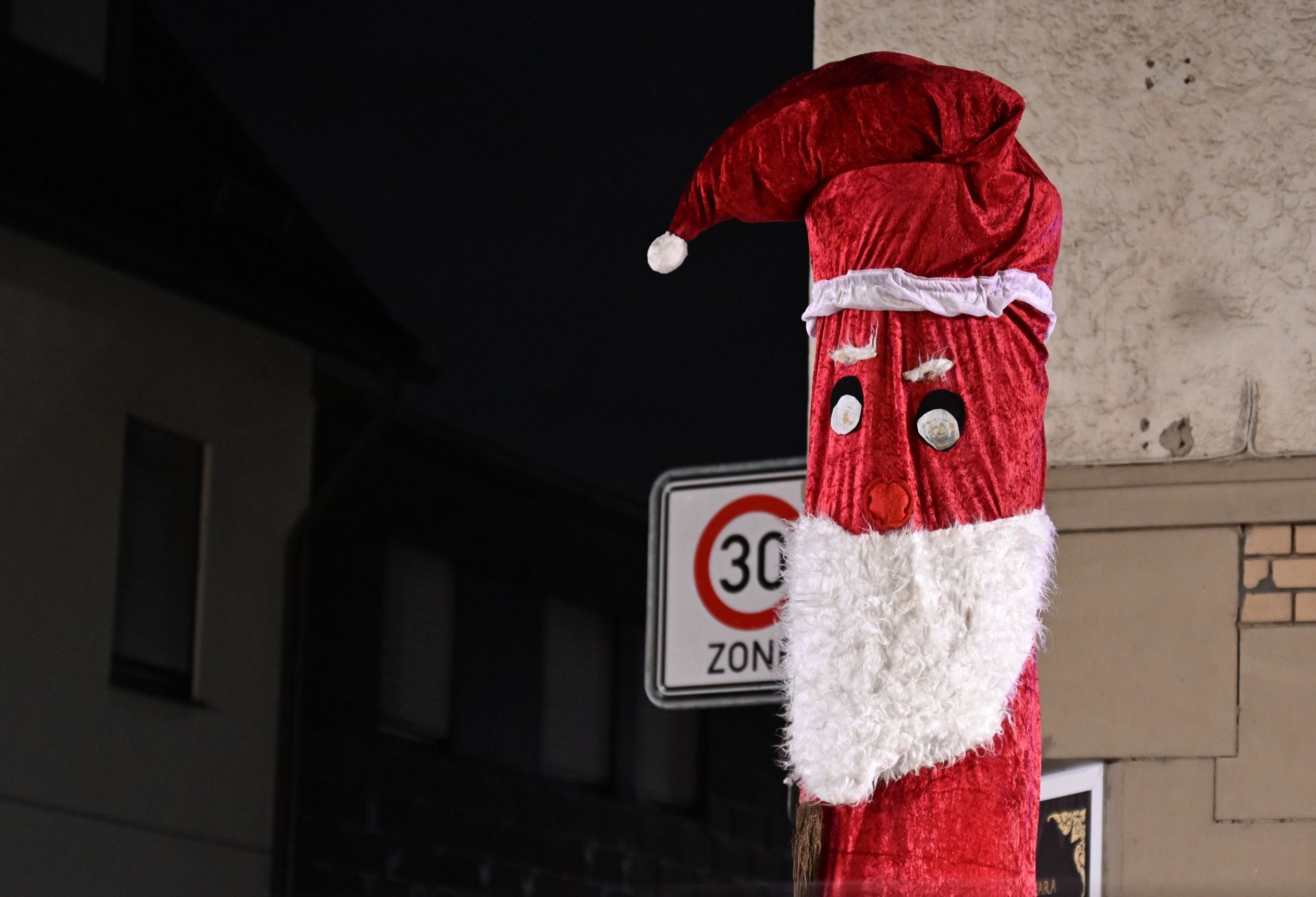 Lightning column in Santa Claus costume - Source: Getty