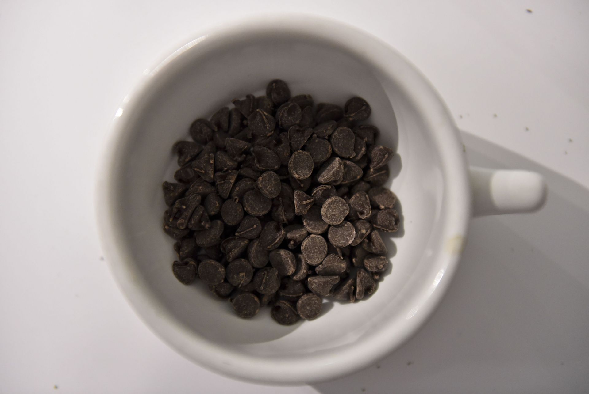 A cup of choco chips (Image via Getty)