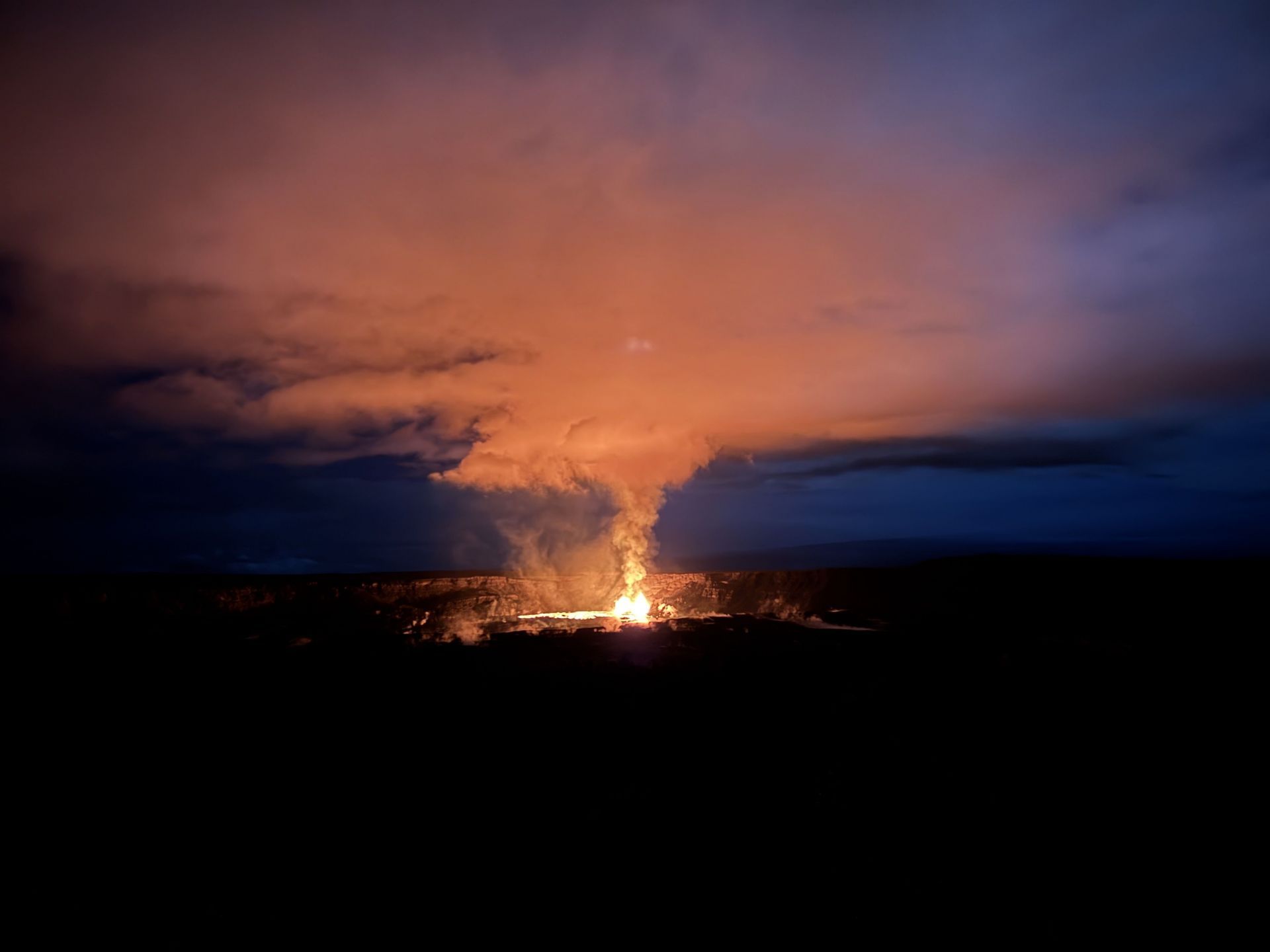 The summit eruption at Kilauea volcano (Image via Instagram)