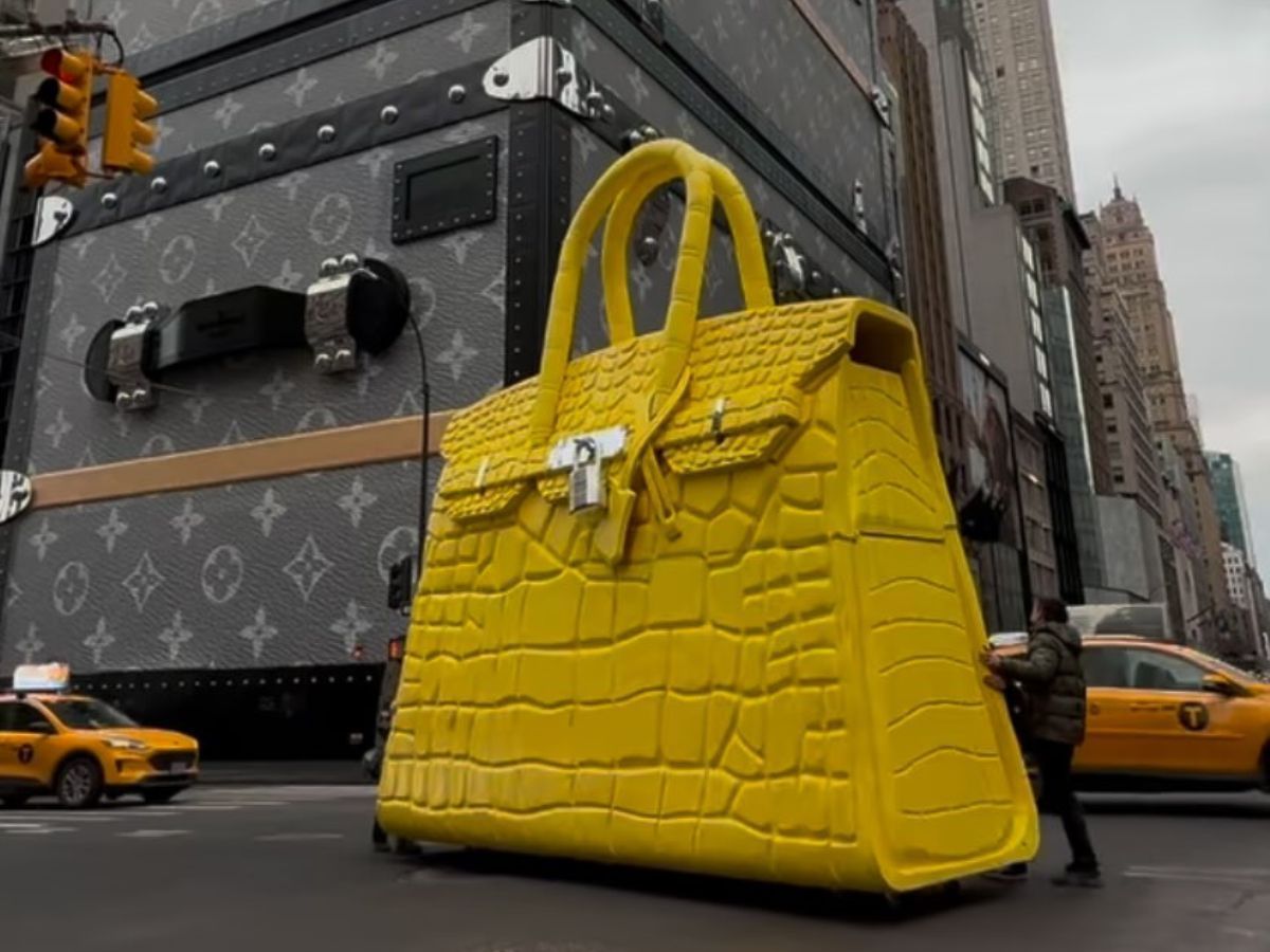 &quot;PLEASE DO NOT TELL MY WIFE&quot;: Giant Birkin Bag stops traffic in New York, husbands on the internet have a field day (Via Instagram/ @bigbirkbag)