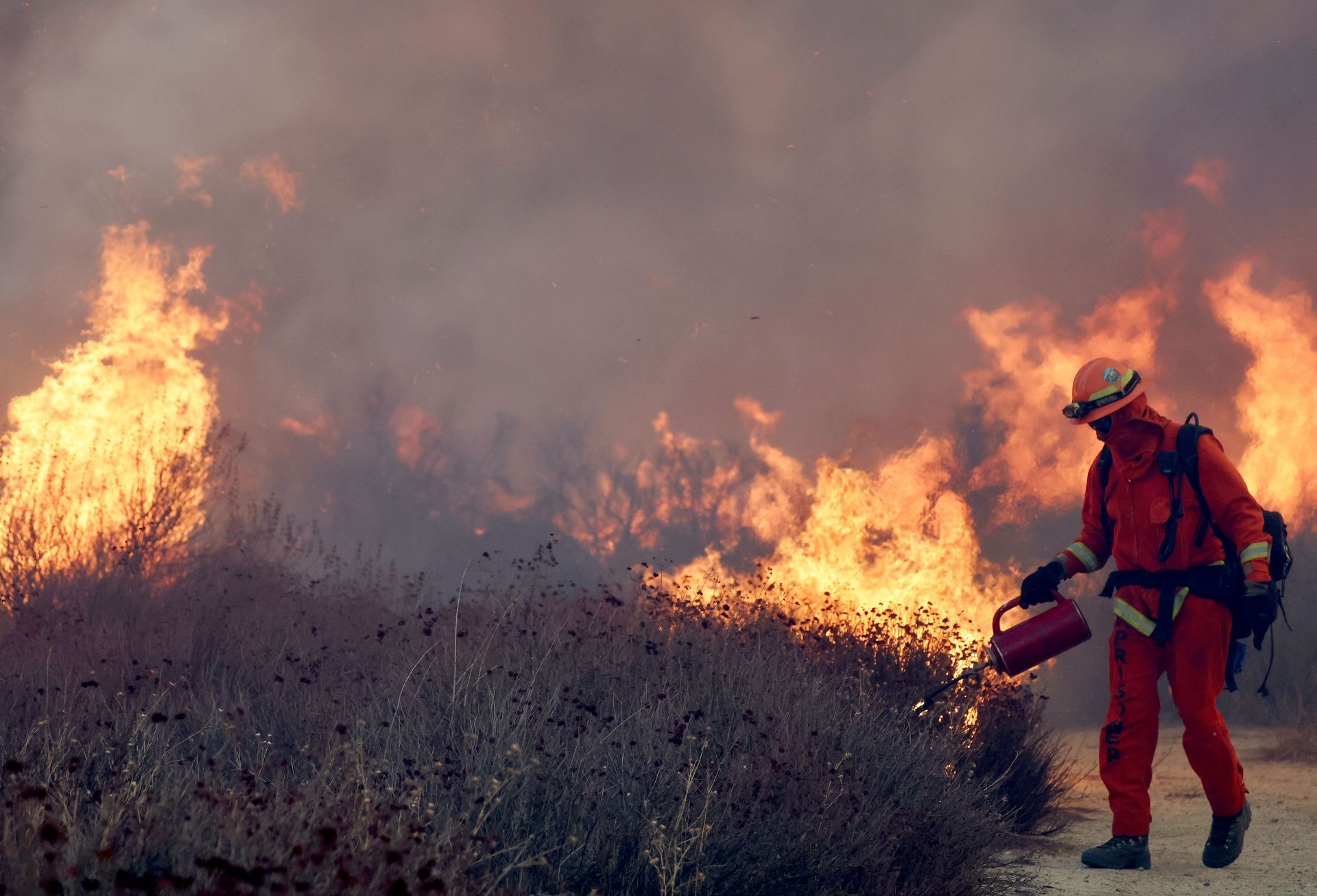 Rapidly Growing Hughes Fire North Of Los Angeles Forces Evacuations - Source: Getty