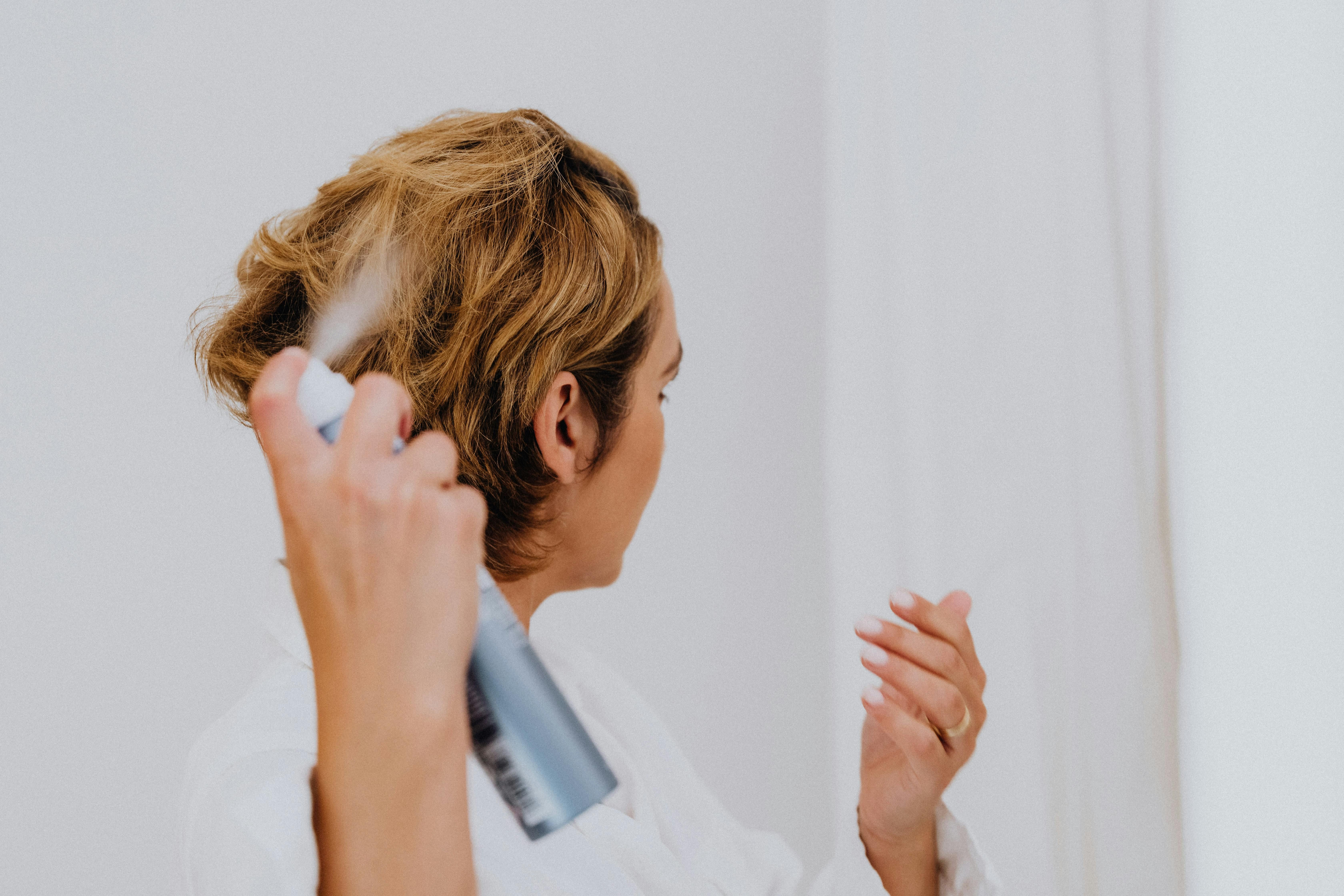 Haircare can be tricky, especially at home. (Image via Pexels/ Karolina Grabowska)