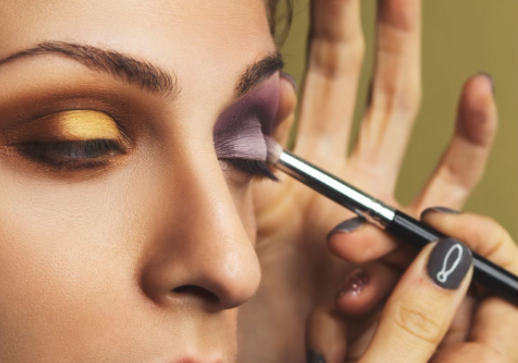 Dual Color Eyeshadow (Image via Unsplash/ Apostolos Vamvouras)