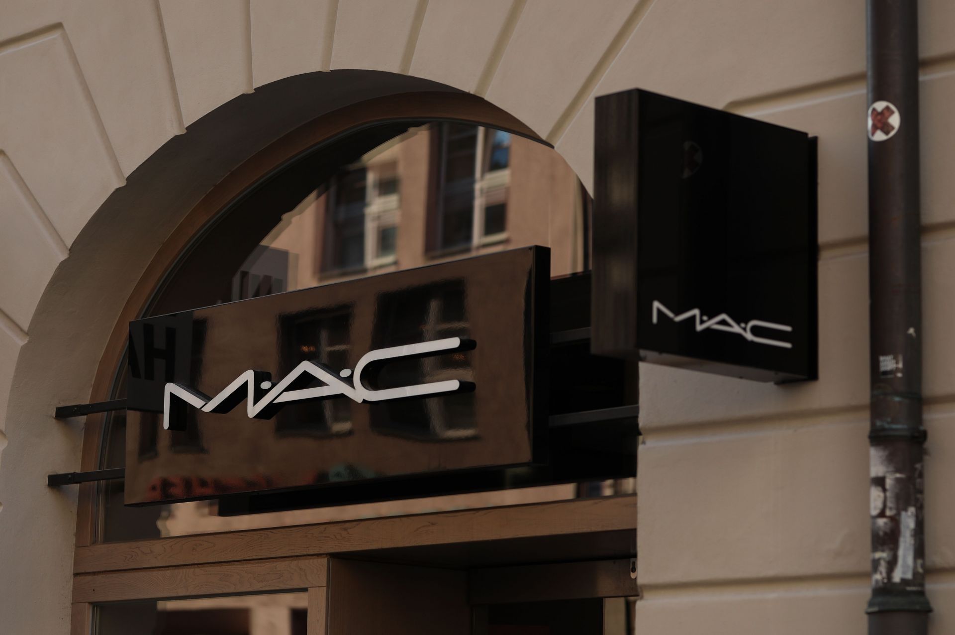 MAC Cosmetics (Image via Getty)