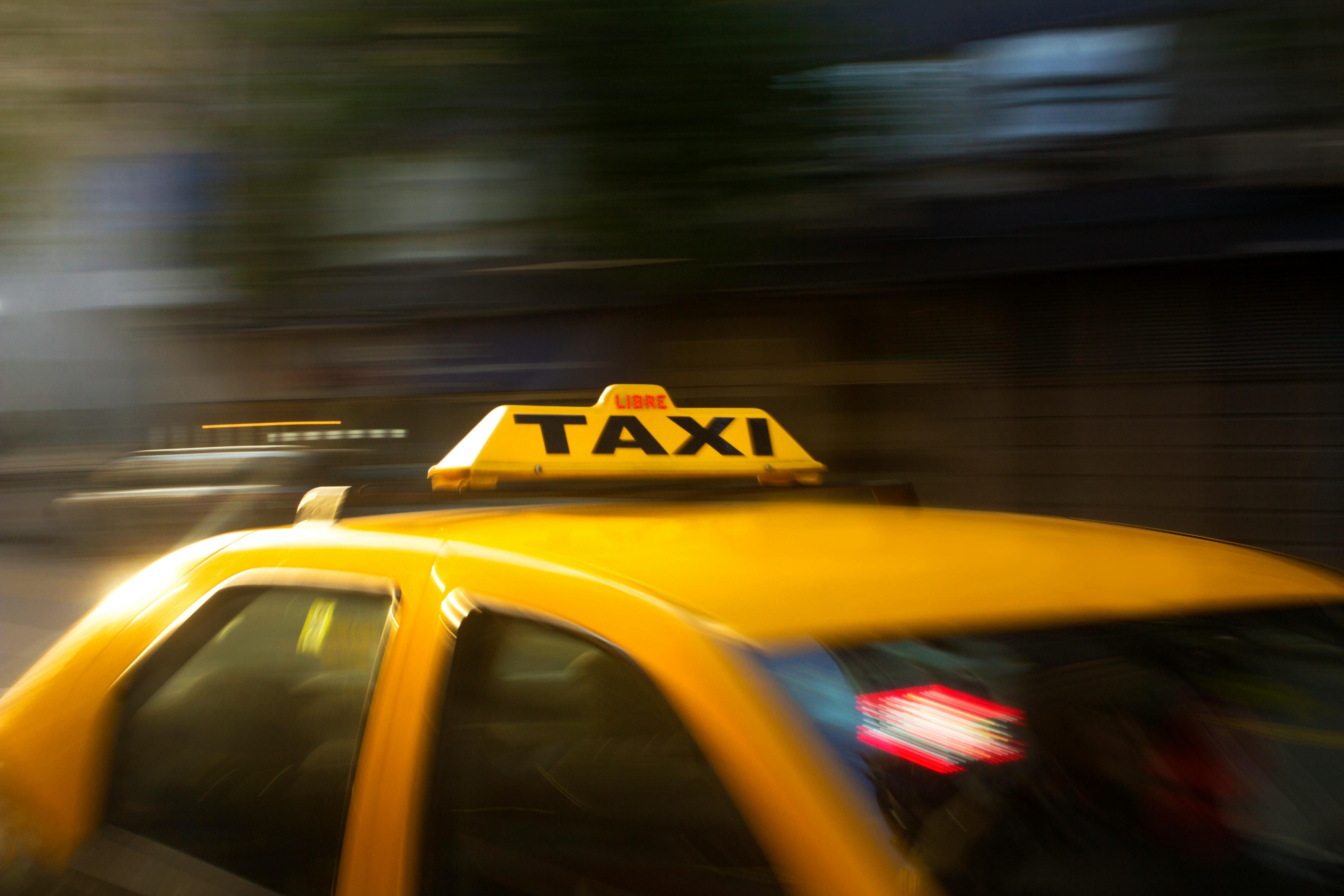 Panning Photography of Yellow Taxi (Image via Pexels)