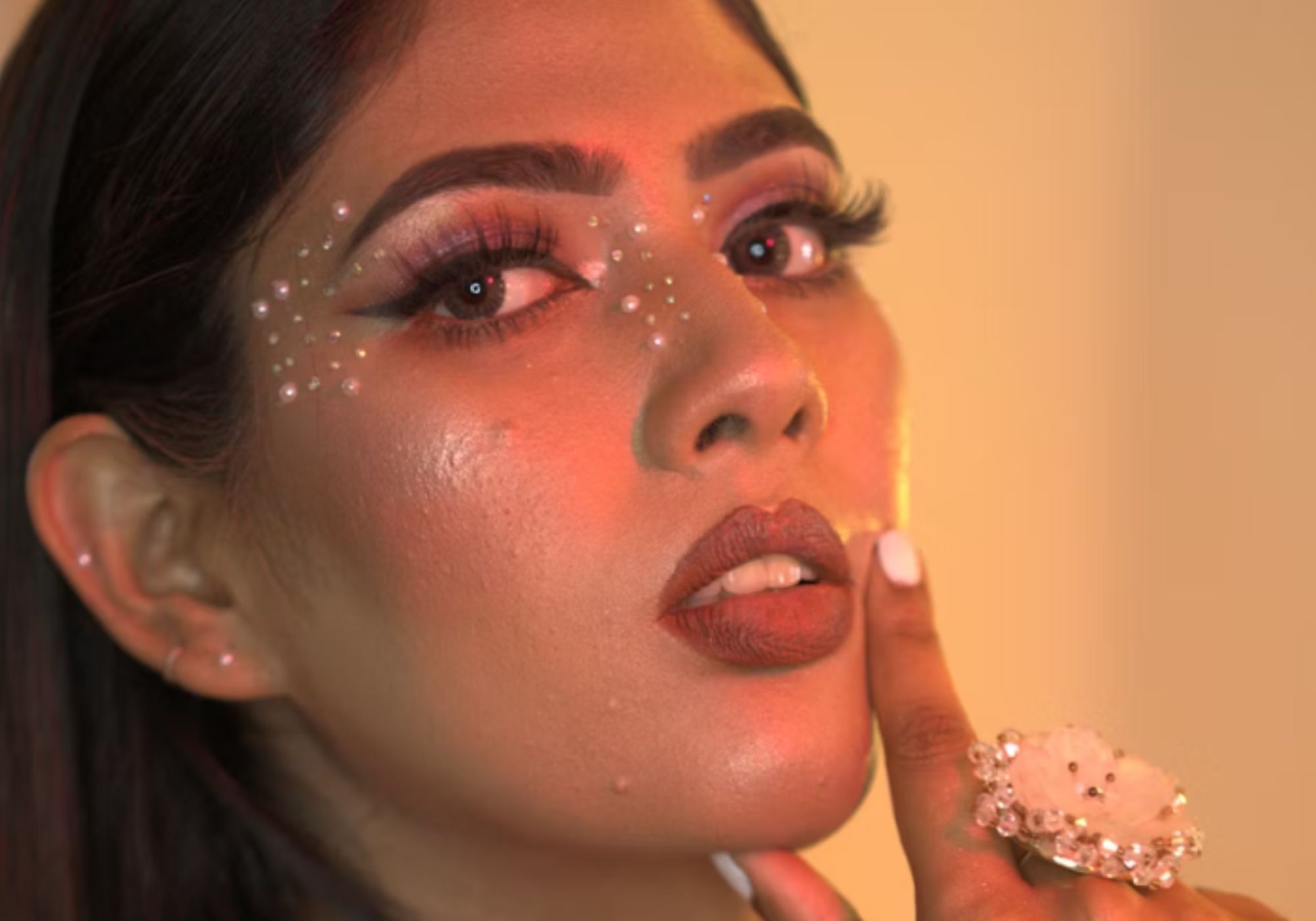 Pearl makeup (Image via Unsplash/ arupriya patel)