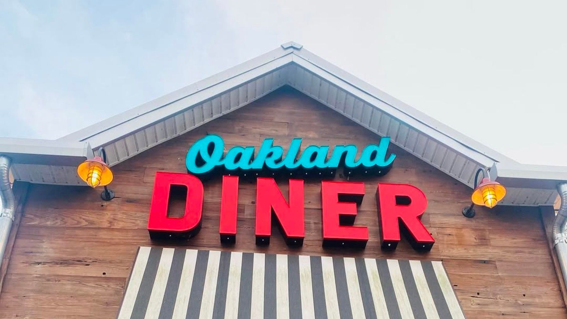 Front view of Oakland diner. (Image via Instagram/@oaklanddiner72)