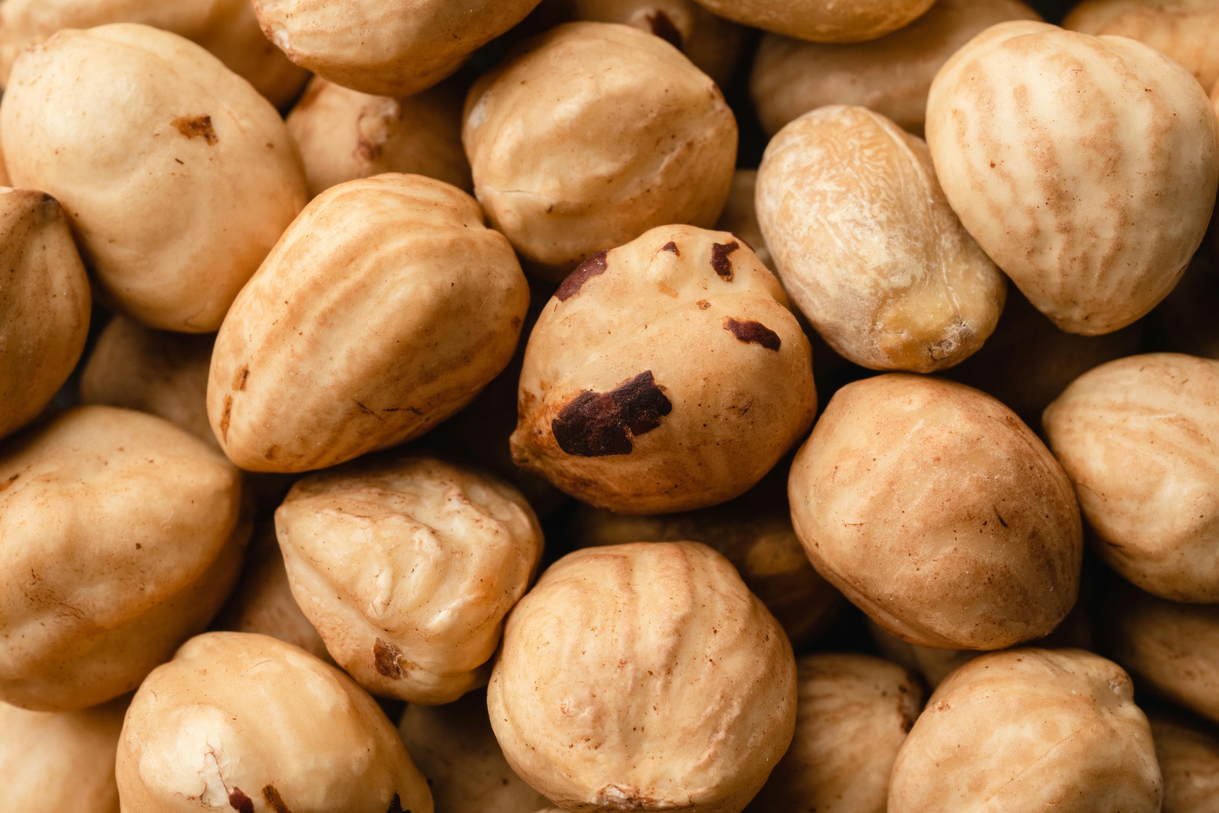 For many, the nuttiness of hazelnut strikes as an appealing fragrance. (Image via Pexels/ Marina Zasorina)