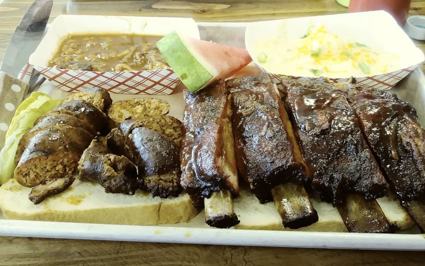 Ribs, burnt ends, and ghost pepper sausage. (Image via Instagram/@leeelmii)