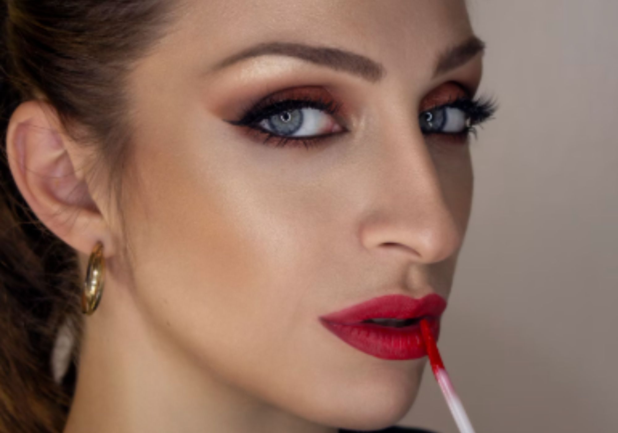 Red lipstick look (Image via Unsplash/ Apostolos Vamvouras)