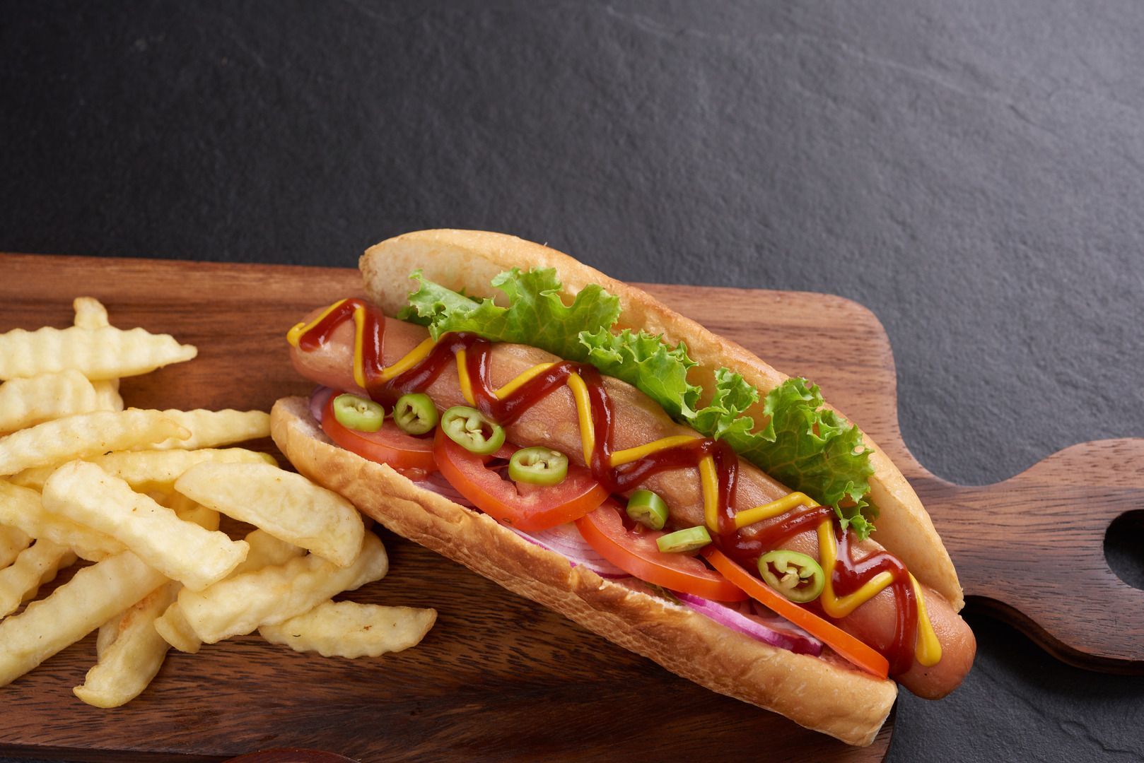 An all-beef hot dog (Image via Freepik)