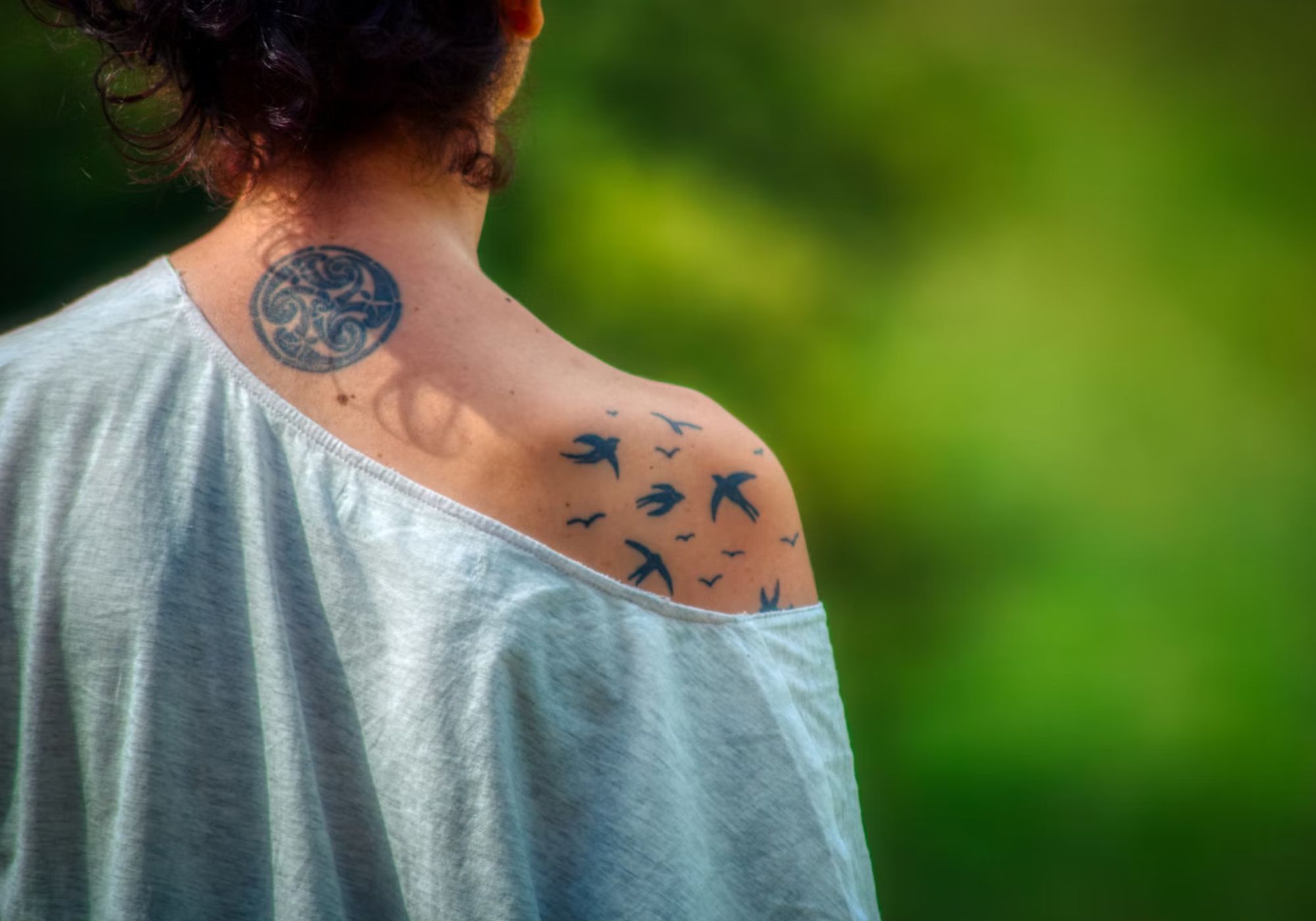 Bird-inspired tattoo (Image via Unsplash/ Luismi S&aacute;nchez)