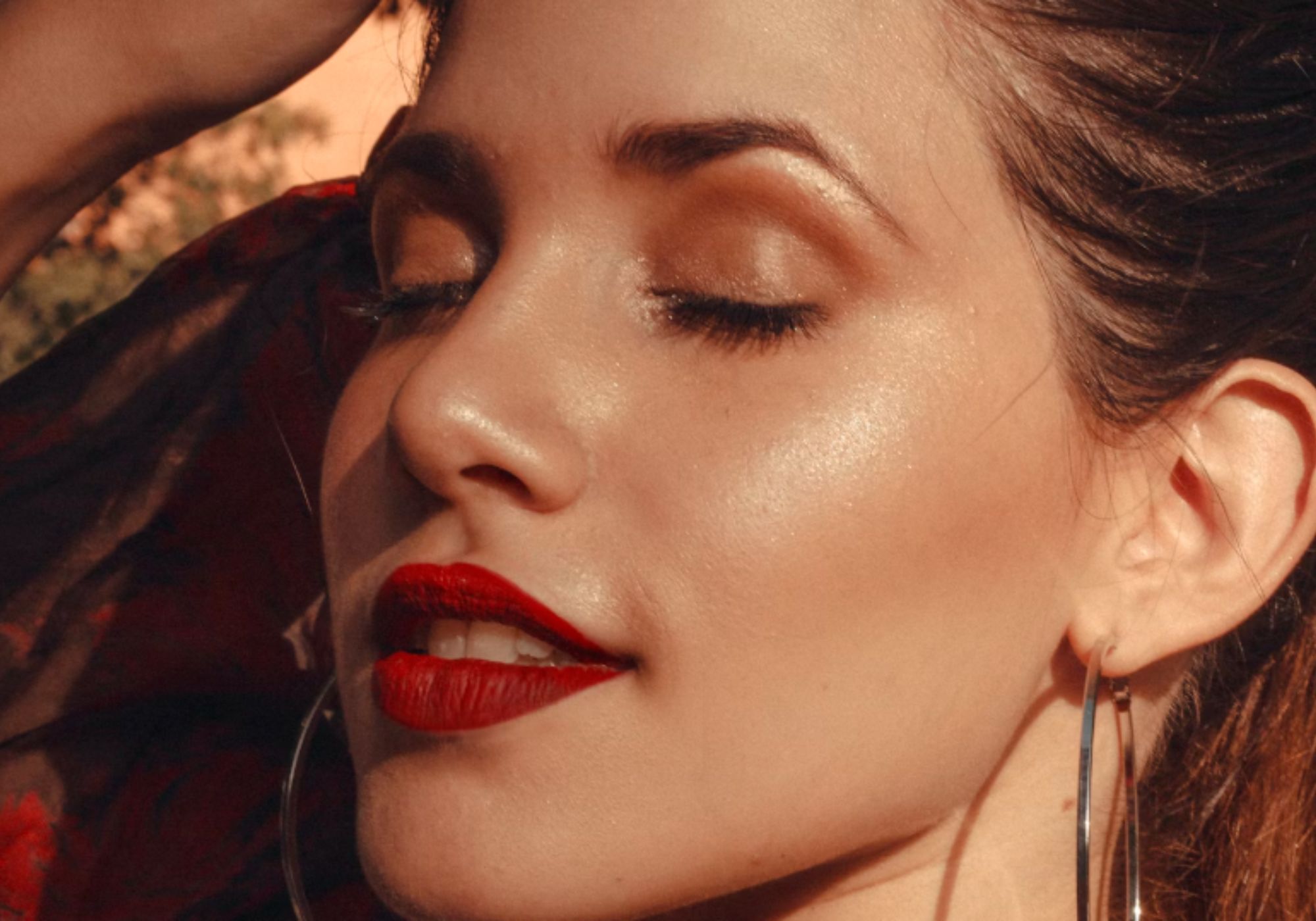 The golden makeup look (Image via Unsplash/ Jes&uacute;s Bosc&aacute;n)