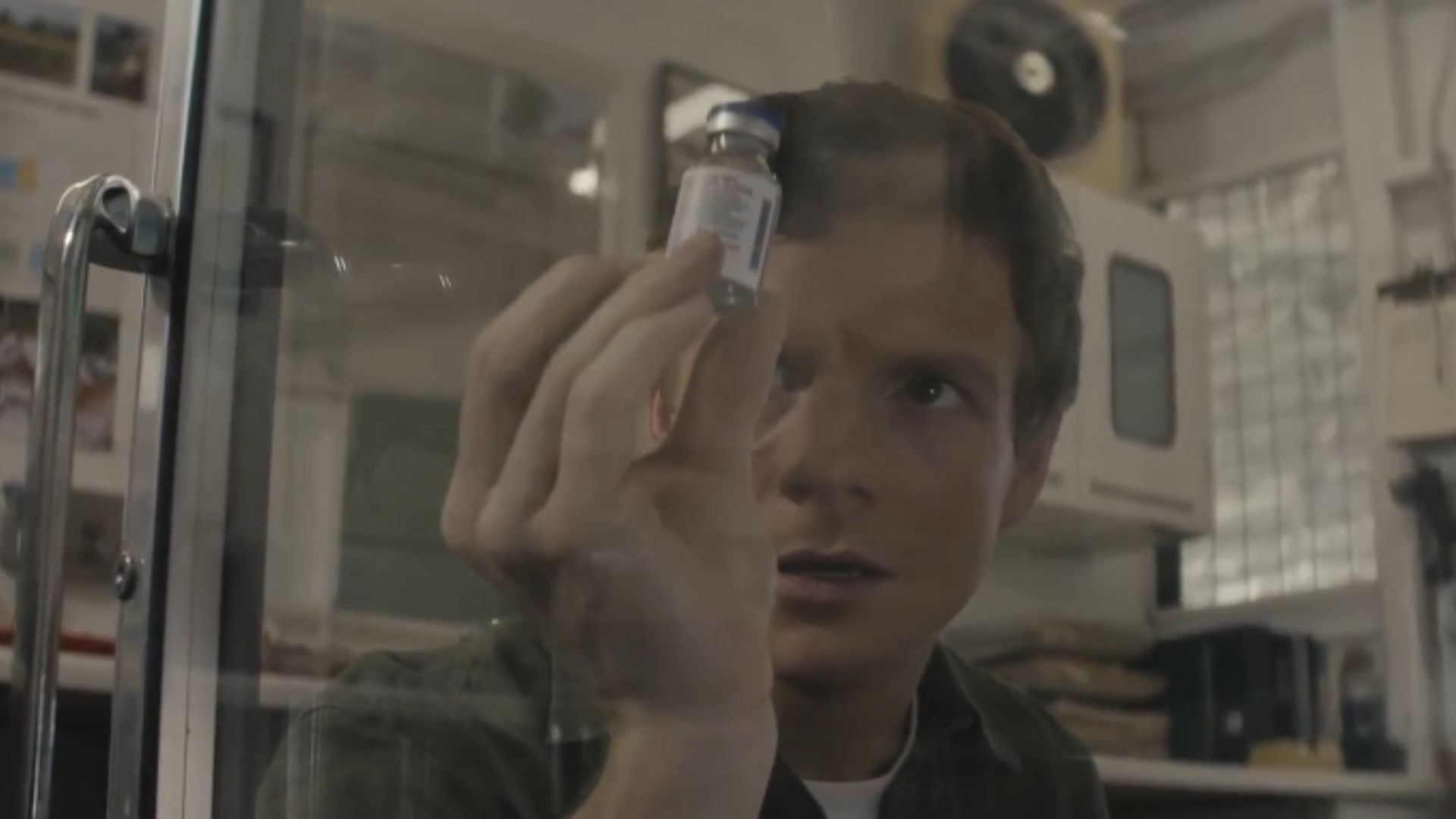 Dexter steals the drug (Image Source: Paramount+ Showtime)