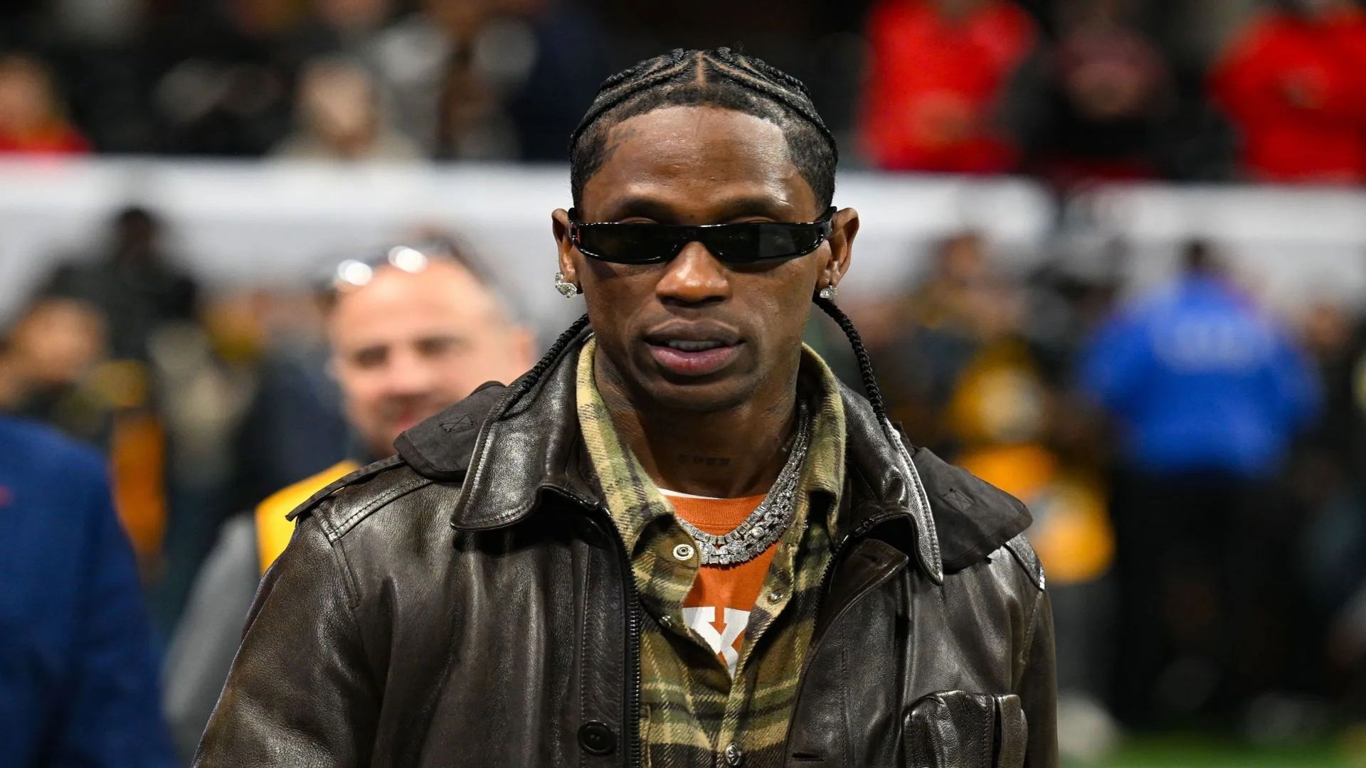  Travis Scott on the sidelines of CFP National Championship - Notre Dame vs Ohio State - Souce : Getty