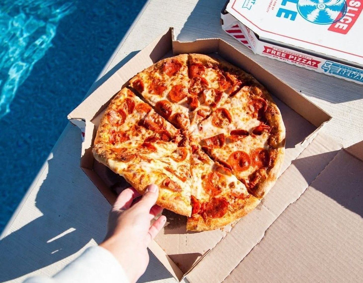 How many calories are in a Domino's pizza slice?