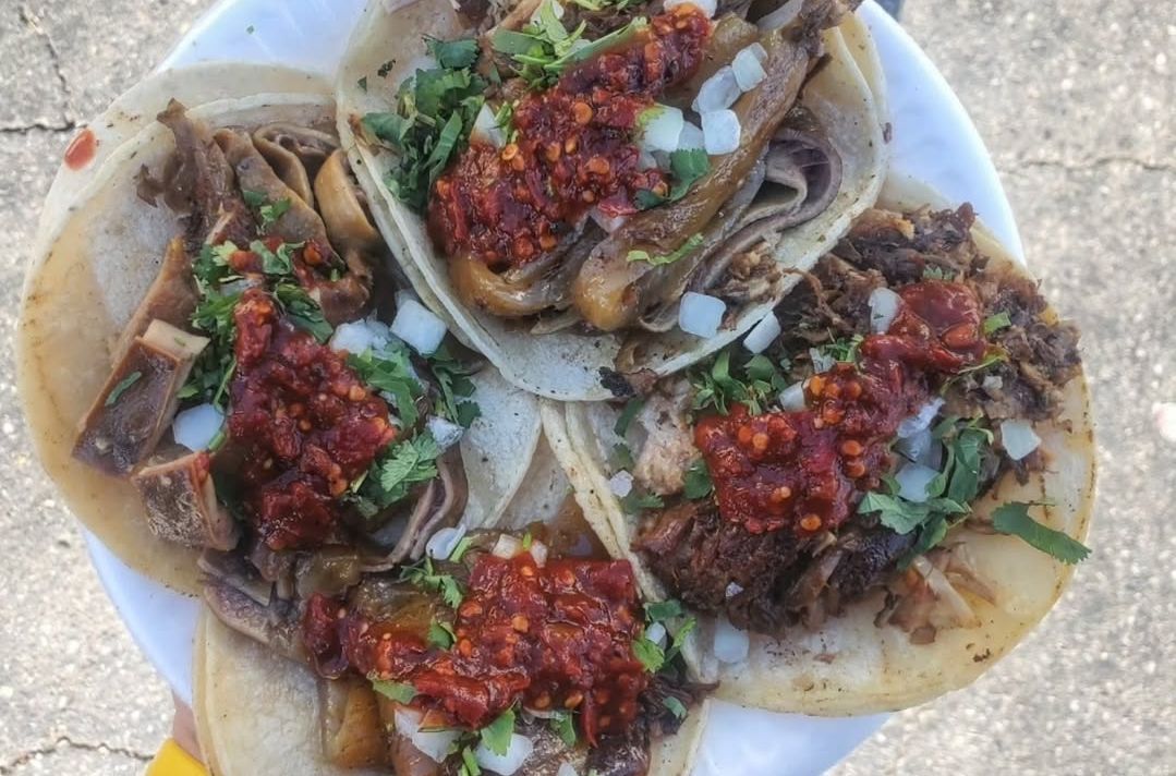 Tacos from carnitas el momo (Image via carnitaselmomo)