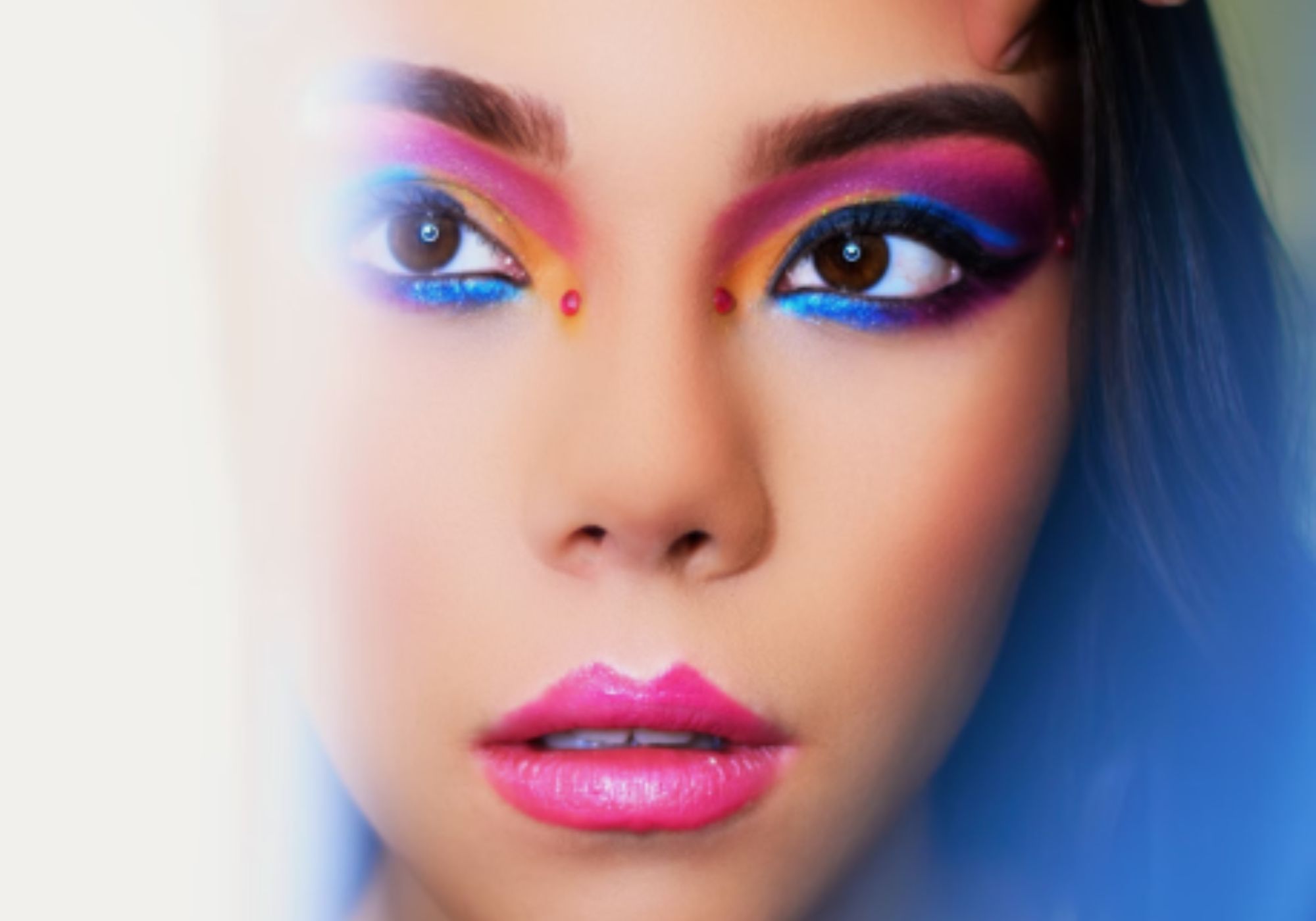 Multicolored eyeshadow (Image via Unsplash/ Chalo Garcia)