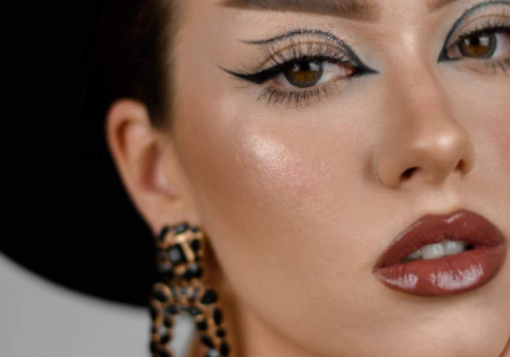 Graphic Eyeliner (Image via Unsplash/ Roxana Maria)