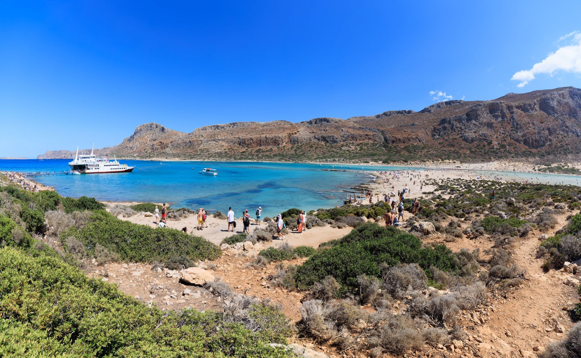 Beach in Santorini (Image via Getty / Laszlo Szirtesi)