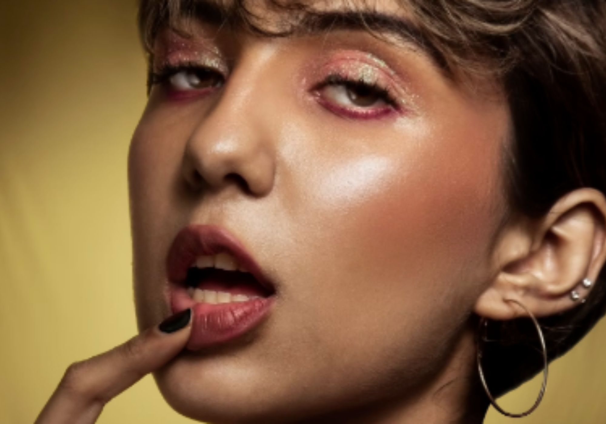 The highlighter makeup (Image via Unsplash/ Yash mevawala)