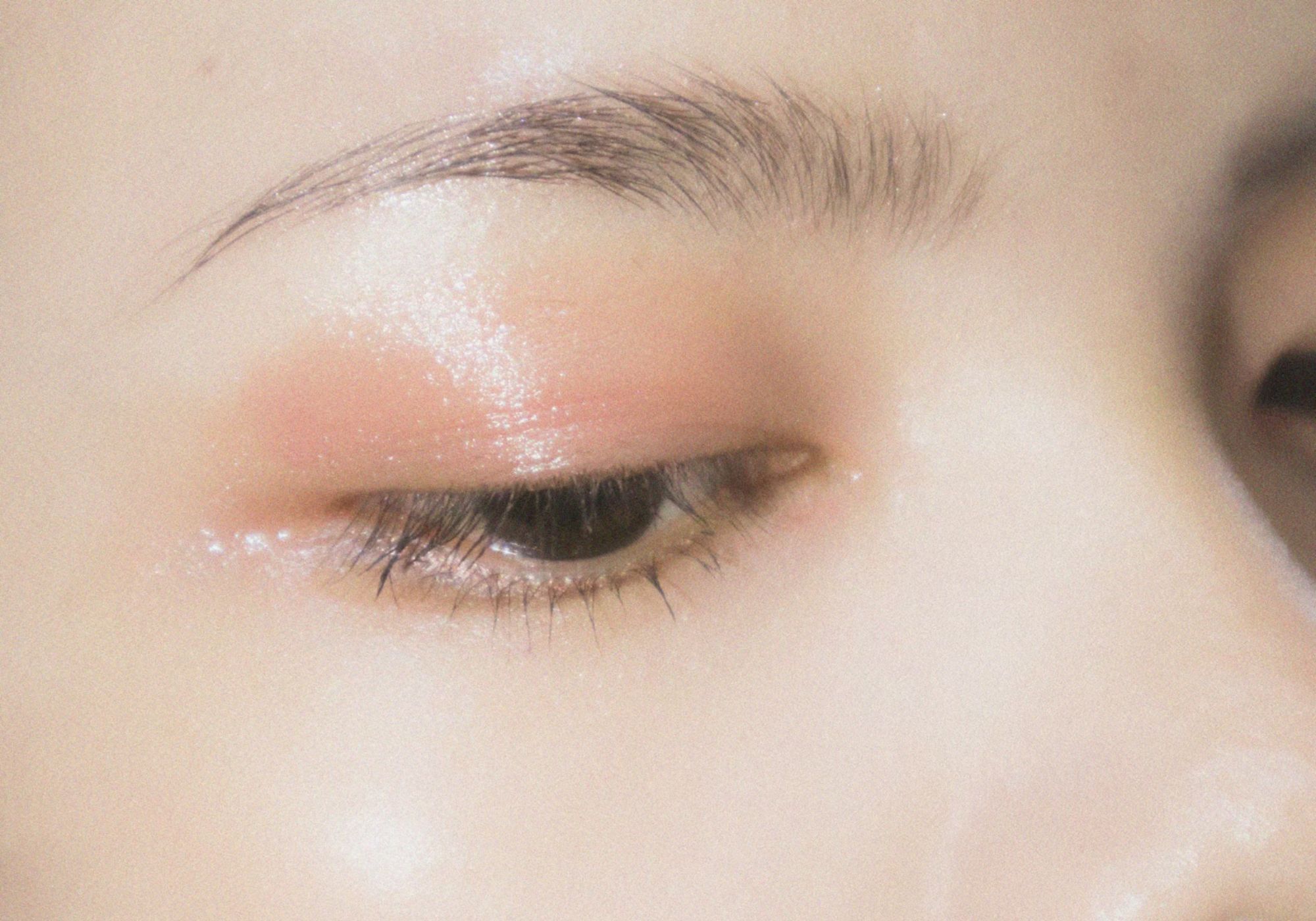 Eye makeup for Valentine&#039;s Day (Image via Unsplash/ Linh Ha)