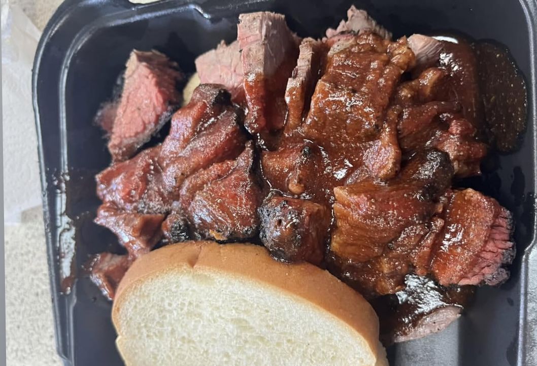 BBQ with bread (Image via Instagram/@kellyvawnmiller)