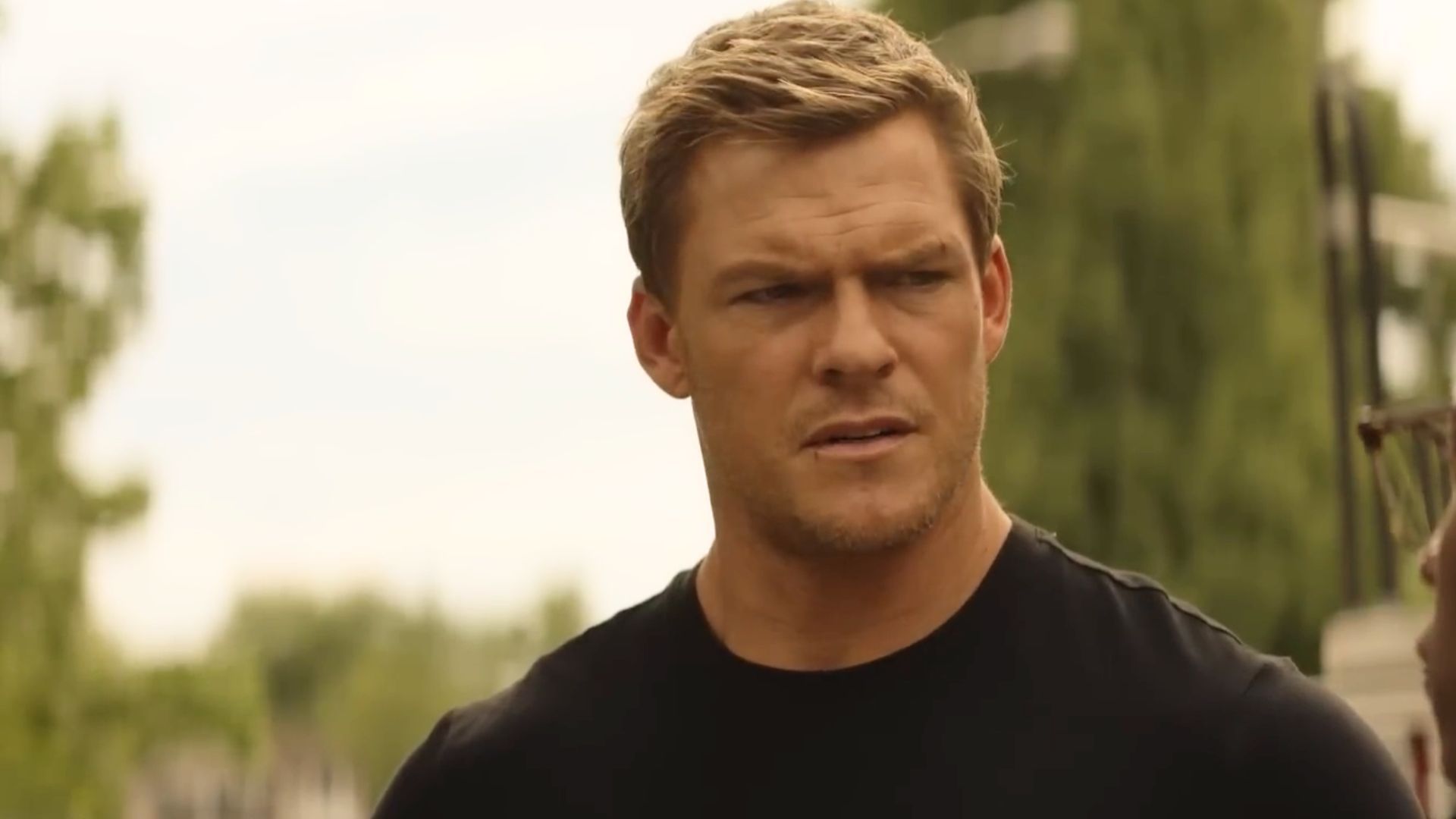 Alan Ritchson in Reacher | Image via Amazon MGM Studios