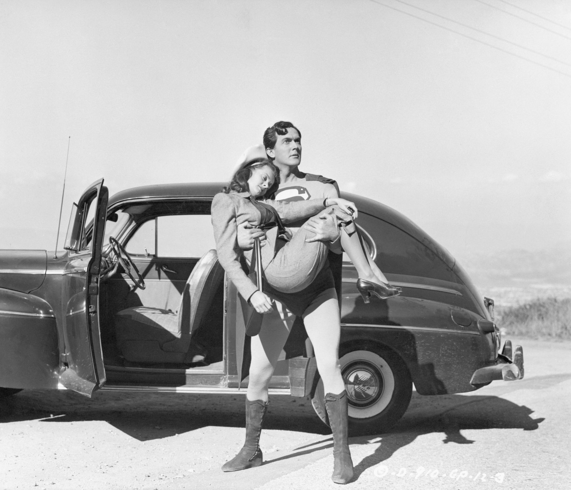 Actor Kirk Alyn as Superman to the rescue of Lois Lane (Noel Neill) in Superman (1948). Image via Getty.