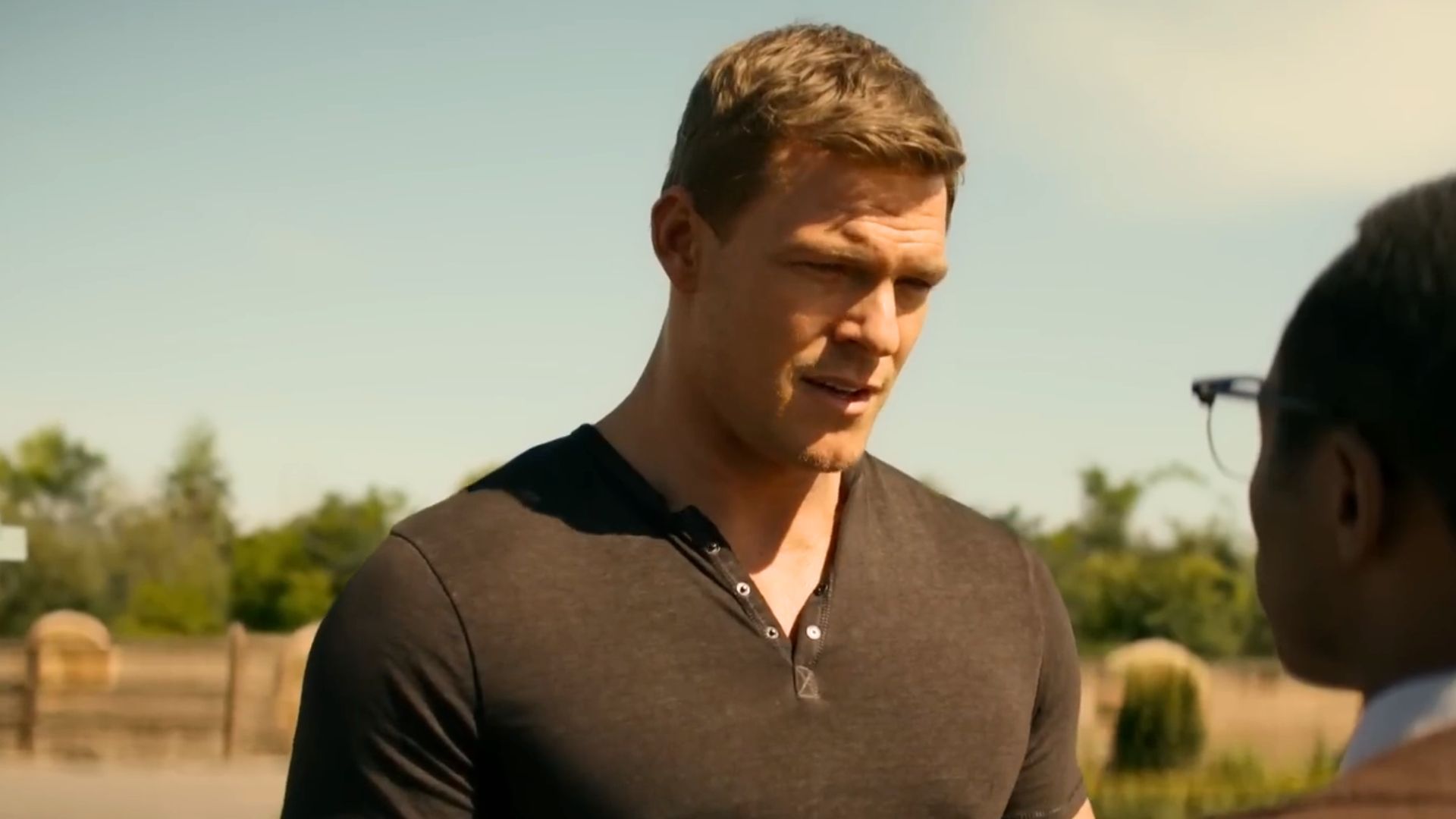 Alan Ritchson in Reacher | Image via Amazon MGM Studios