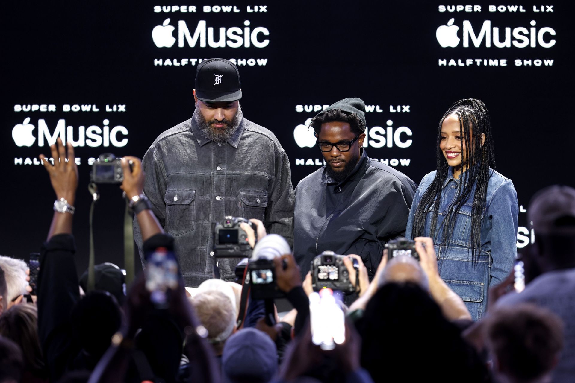 Kendrick Lamar poses for a picture with Apple Music Radio&rsquo;s Nadeska Alexis and Ebro Darden (Image by Sean Gardner/Getty)