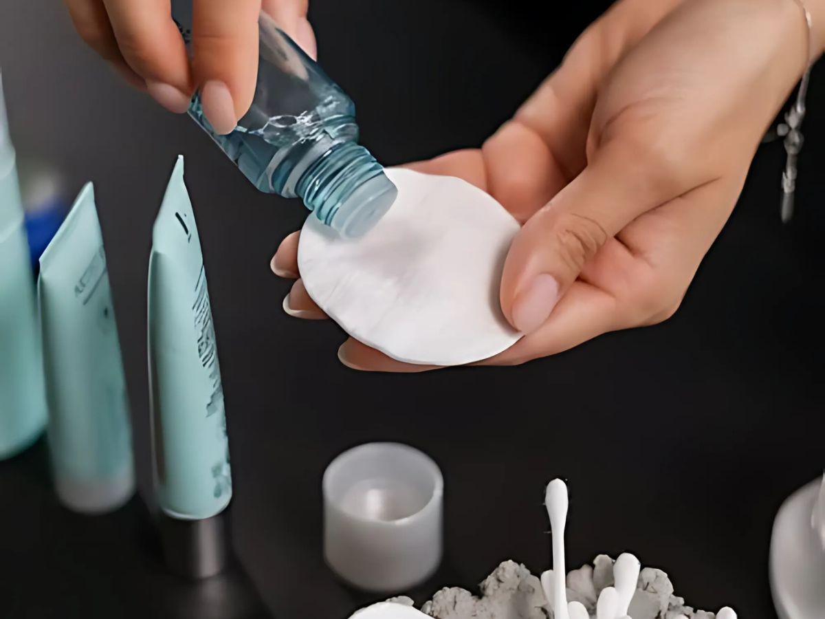 Nail polish remover (Image via Pexels)