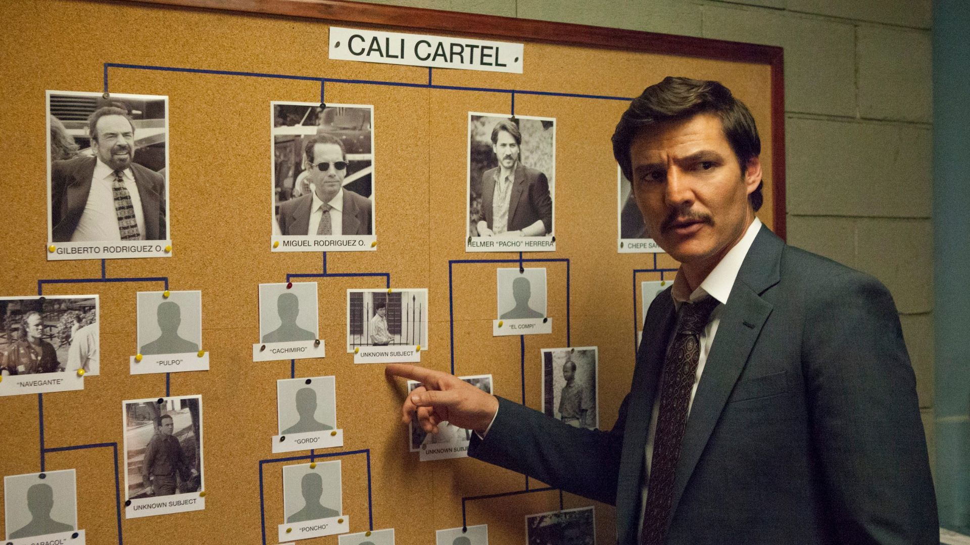 Pe&ntilde;a explaining the connection between Cali Cartel&#039;s members | Image via Netflix